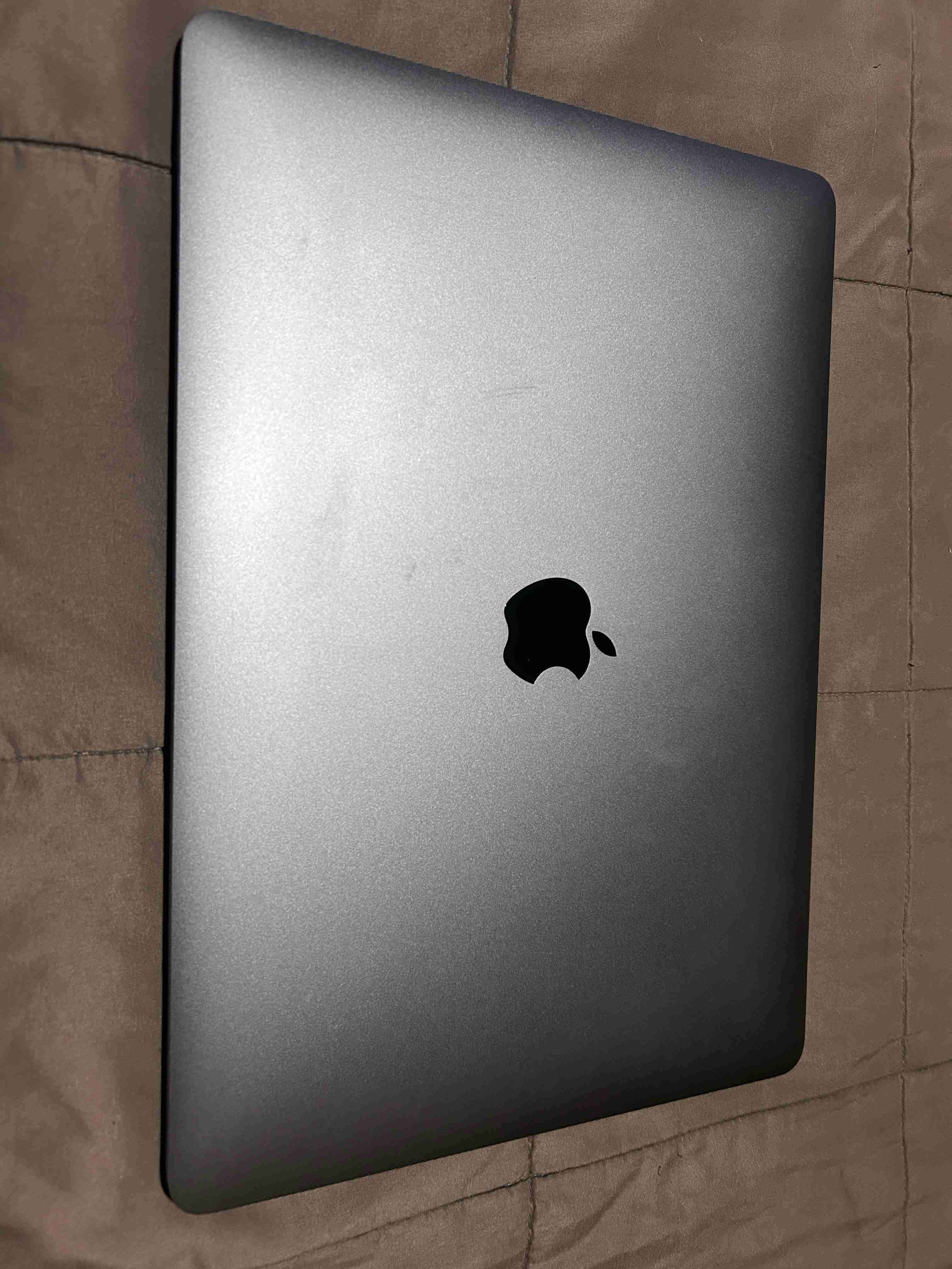 MacBook gris metálico
