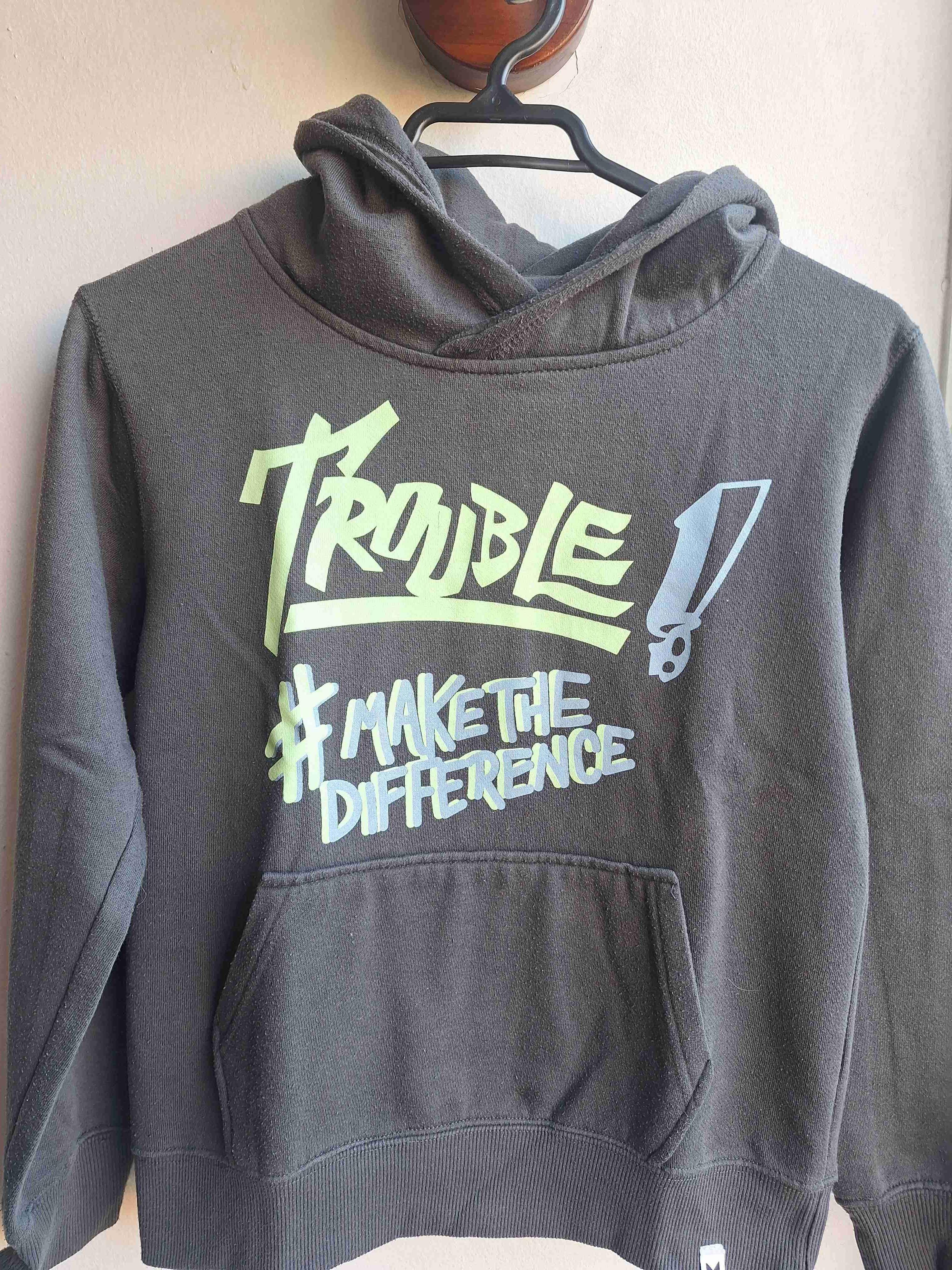 Polerón gris con capucha