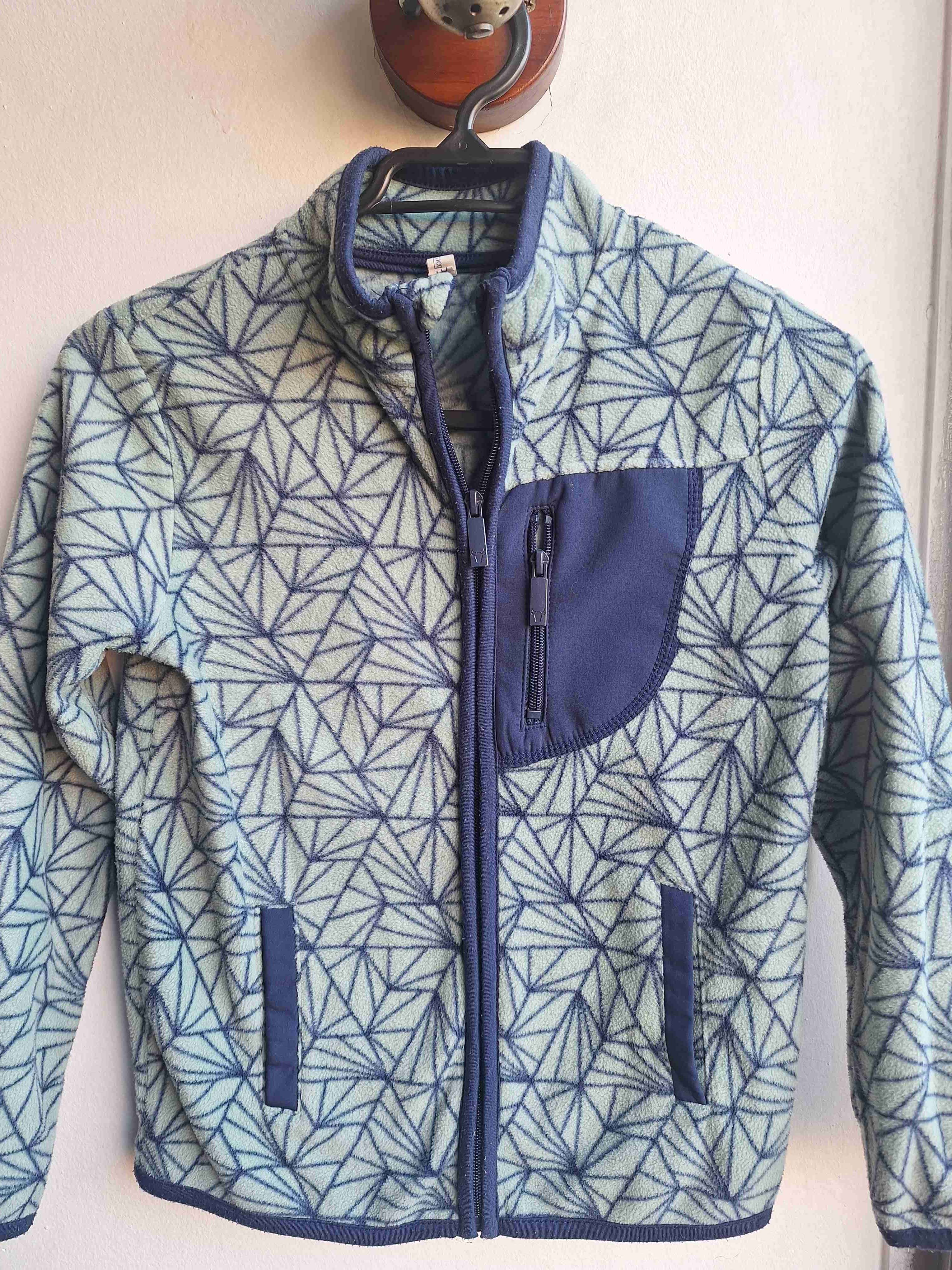 Polar con diseño geométrico azul