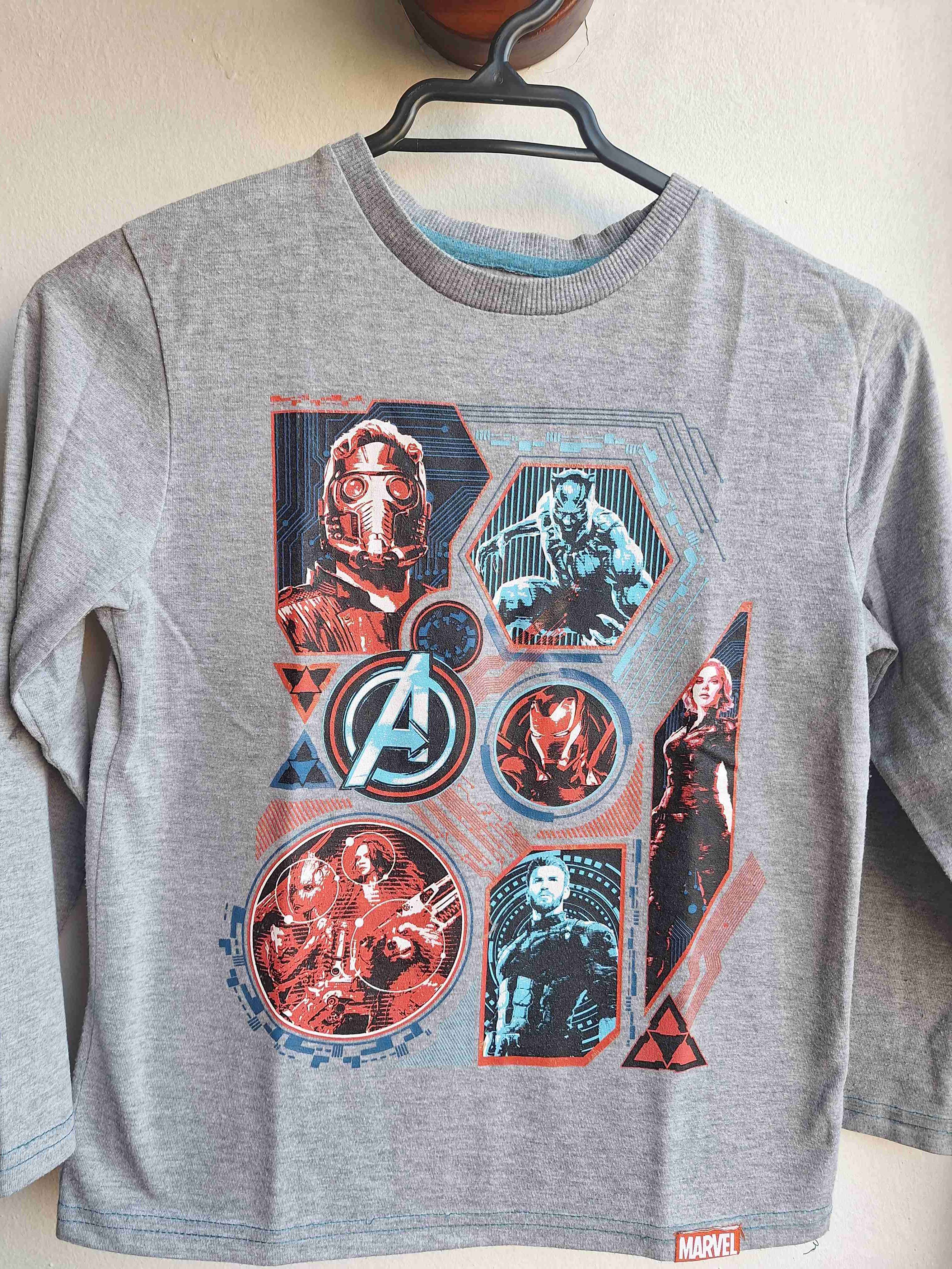Polera de Marvel Avengers gris
