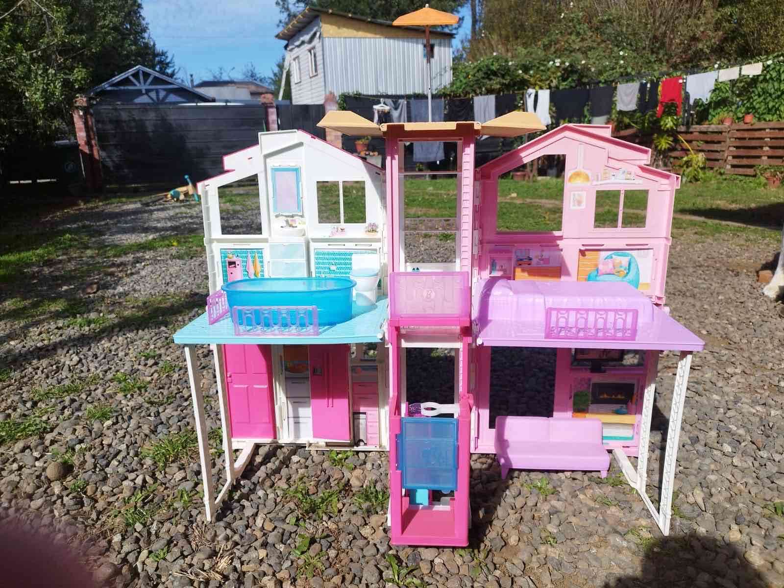 Casa de muñecas rosa