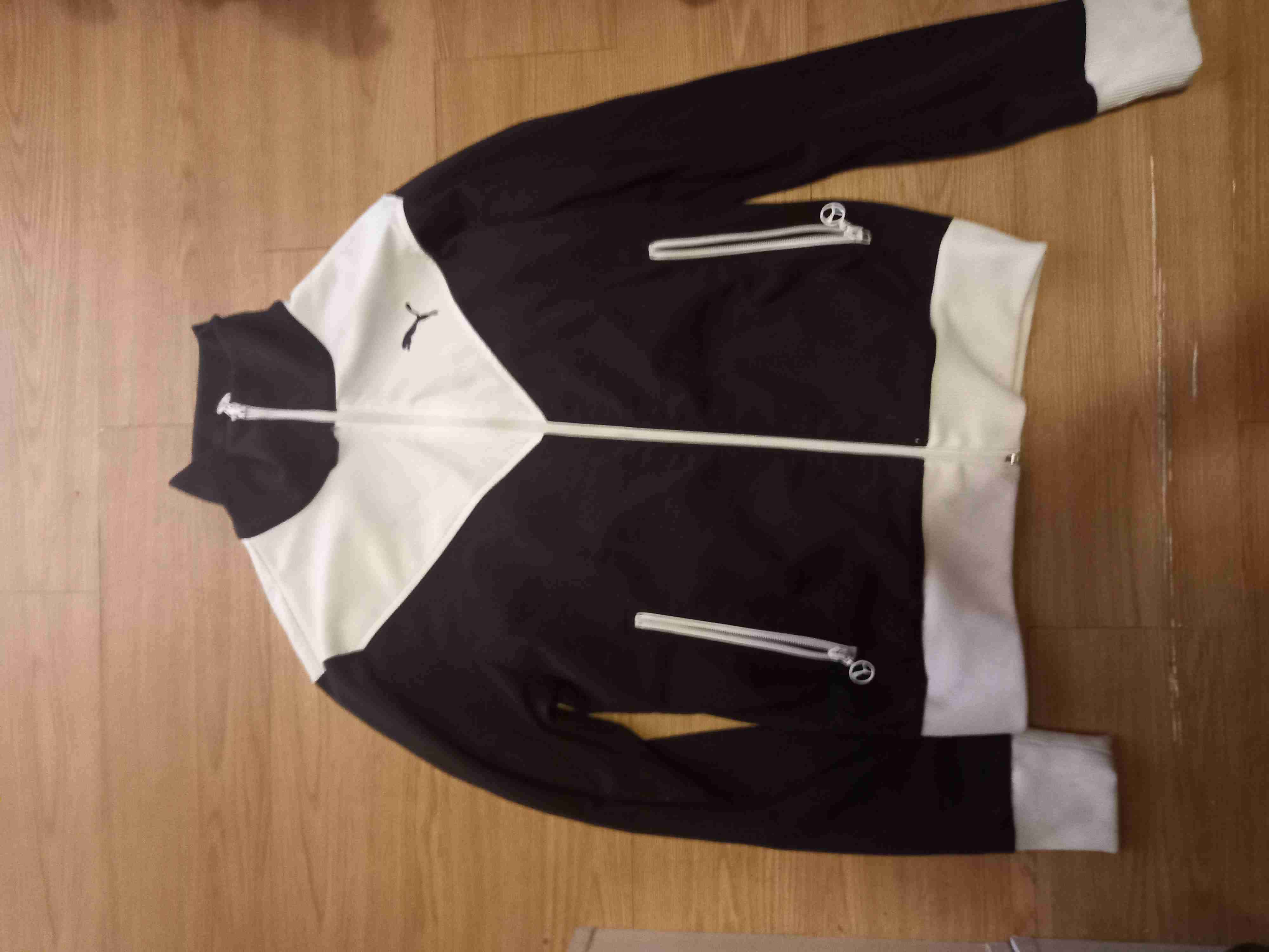 Chaqueta deportiva negra y blanca