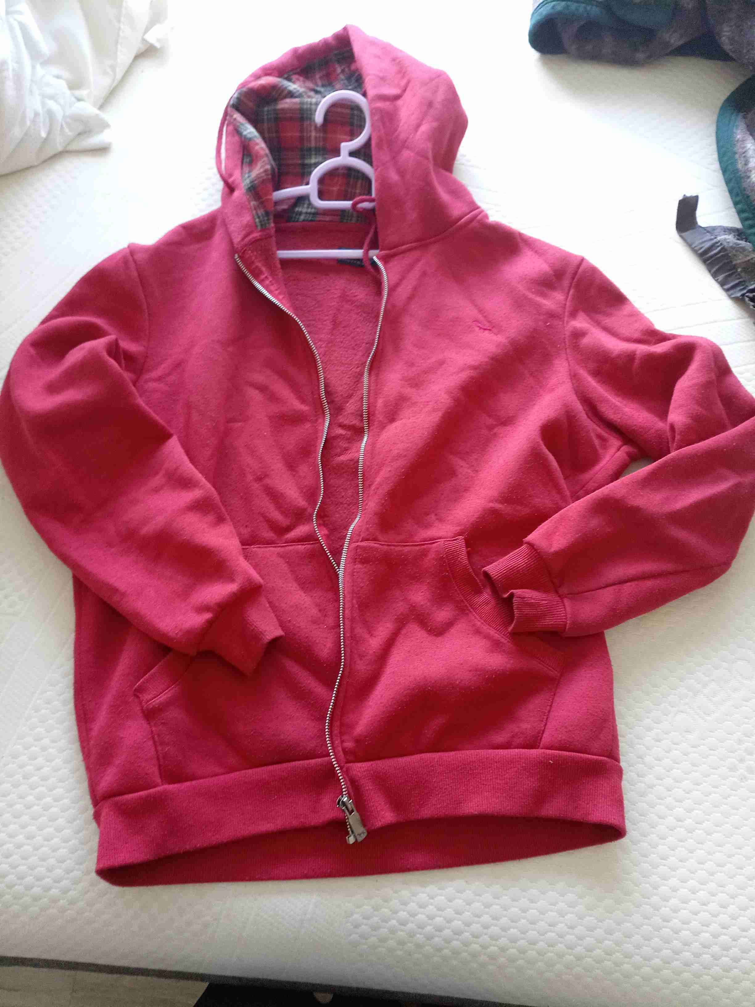 Polerón rojo con capucha