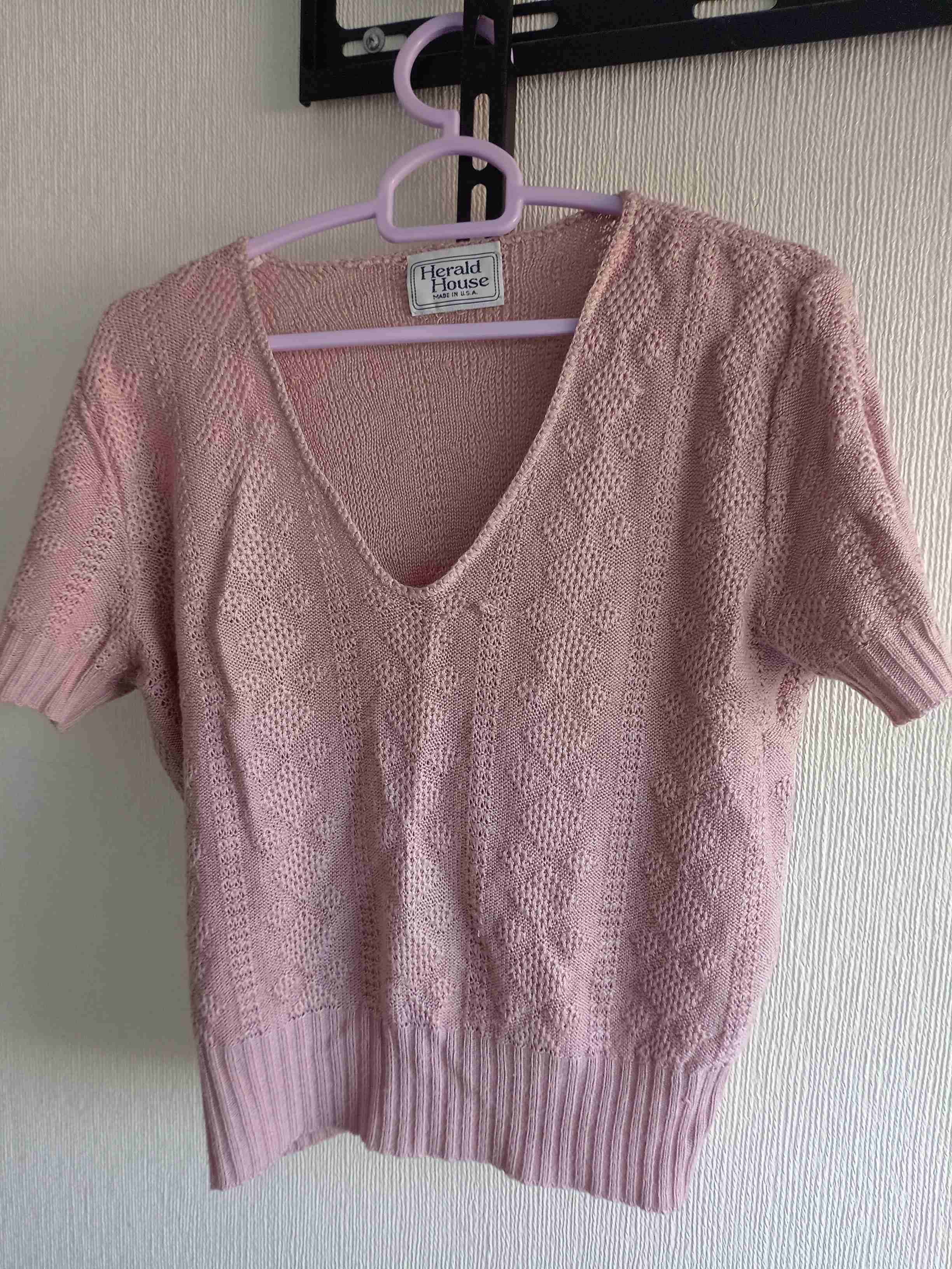 Suéter rosa con patrón calado