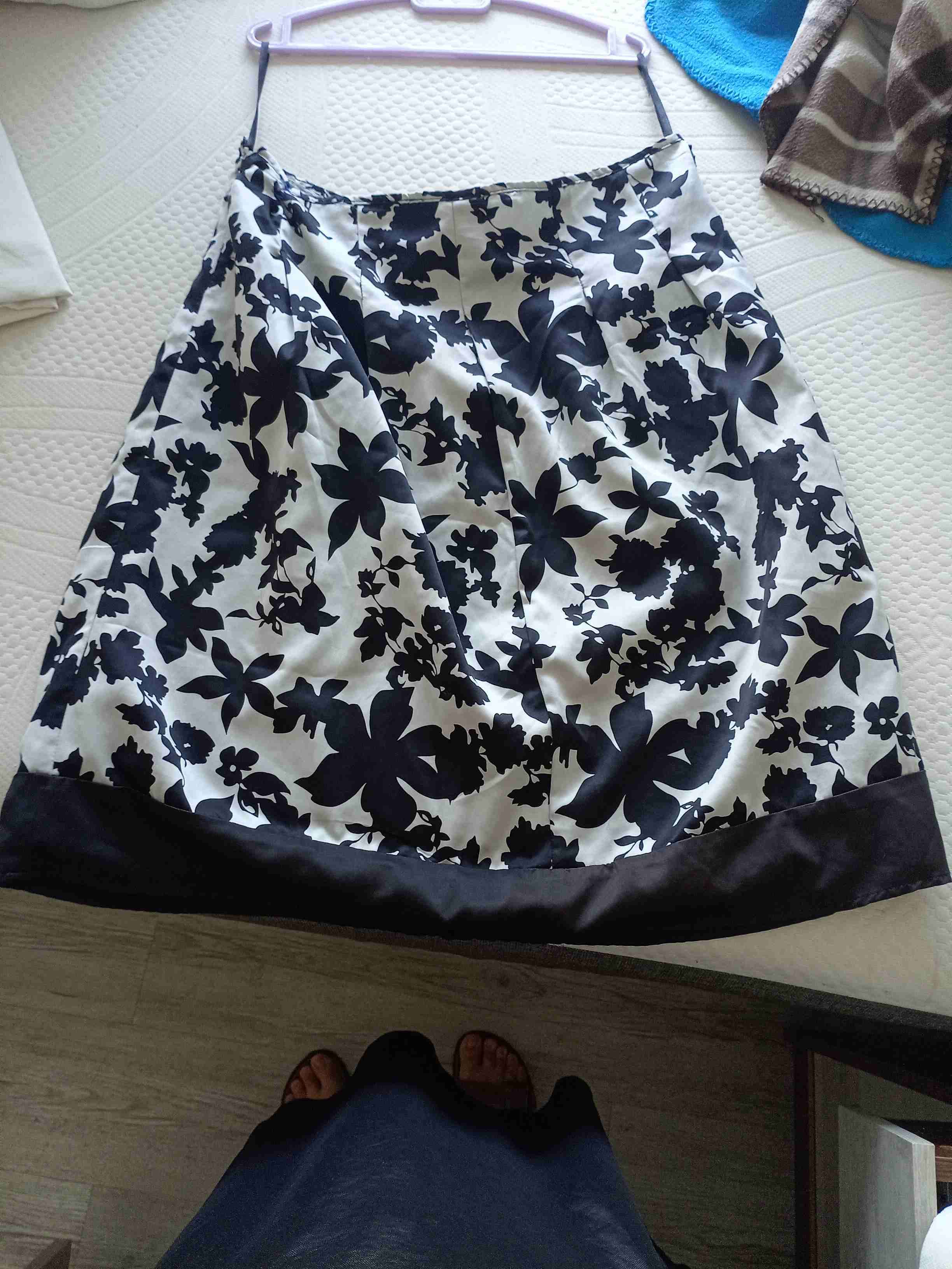 Falda blanca con estampado floral