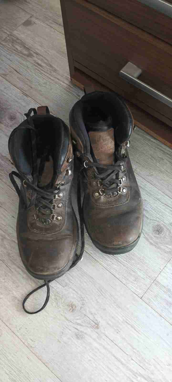 Botas de montaña marrones usadas