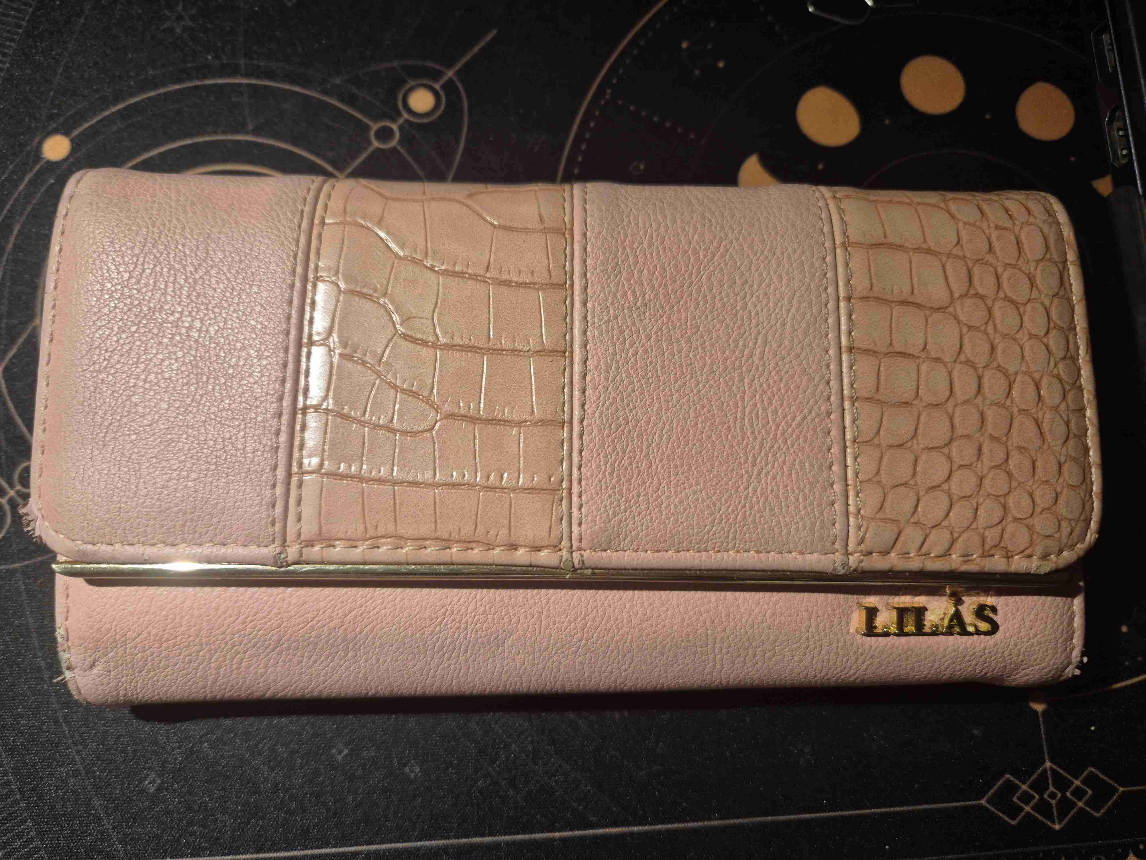 Billetera rosada amplia