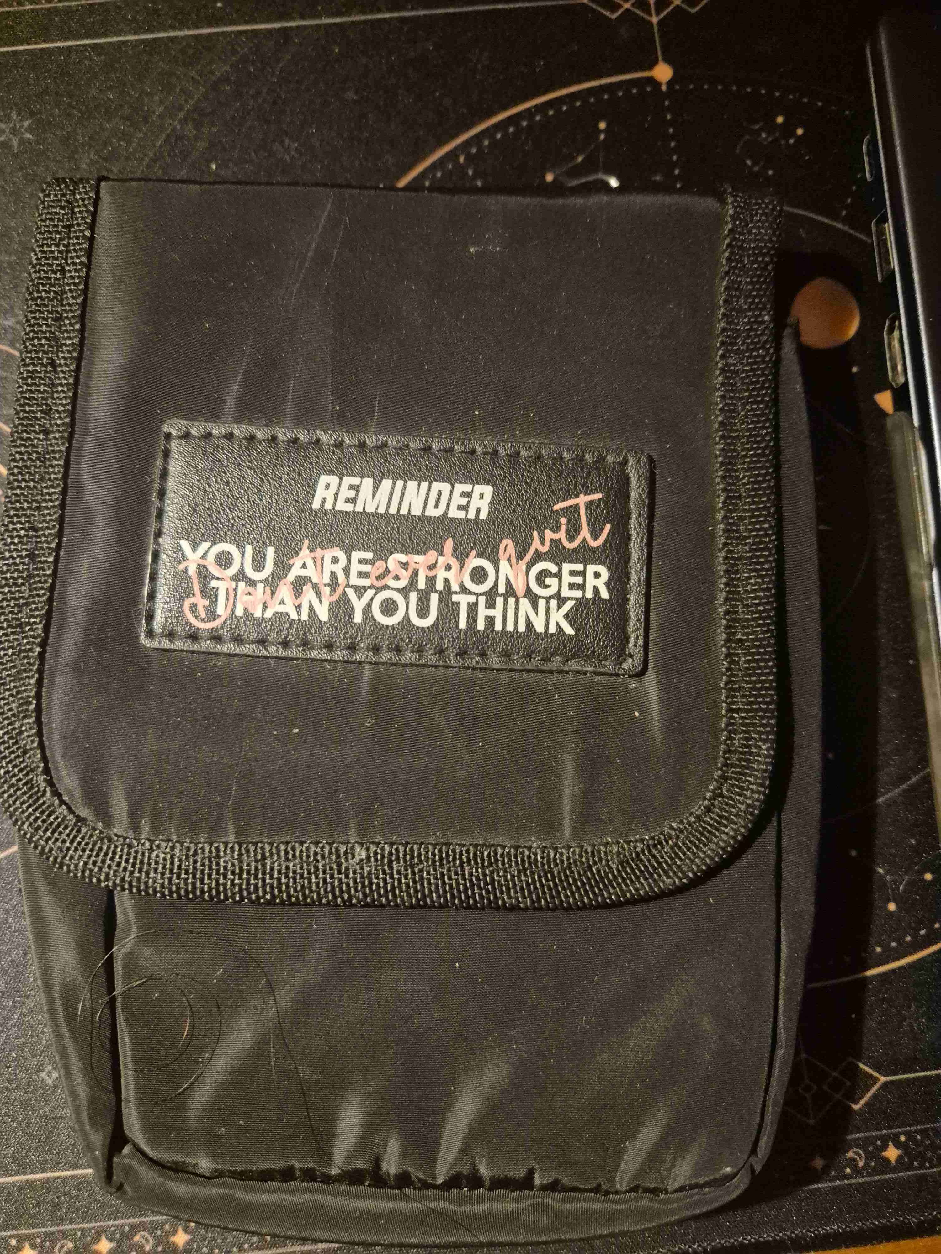 Estuche negro con mensaje motivacional