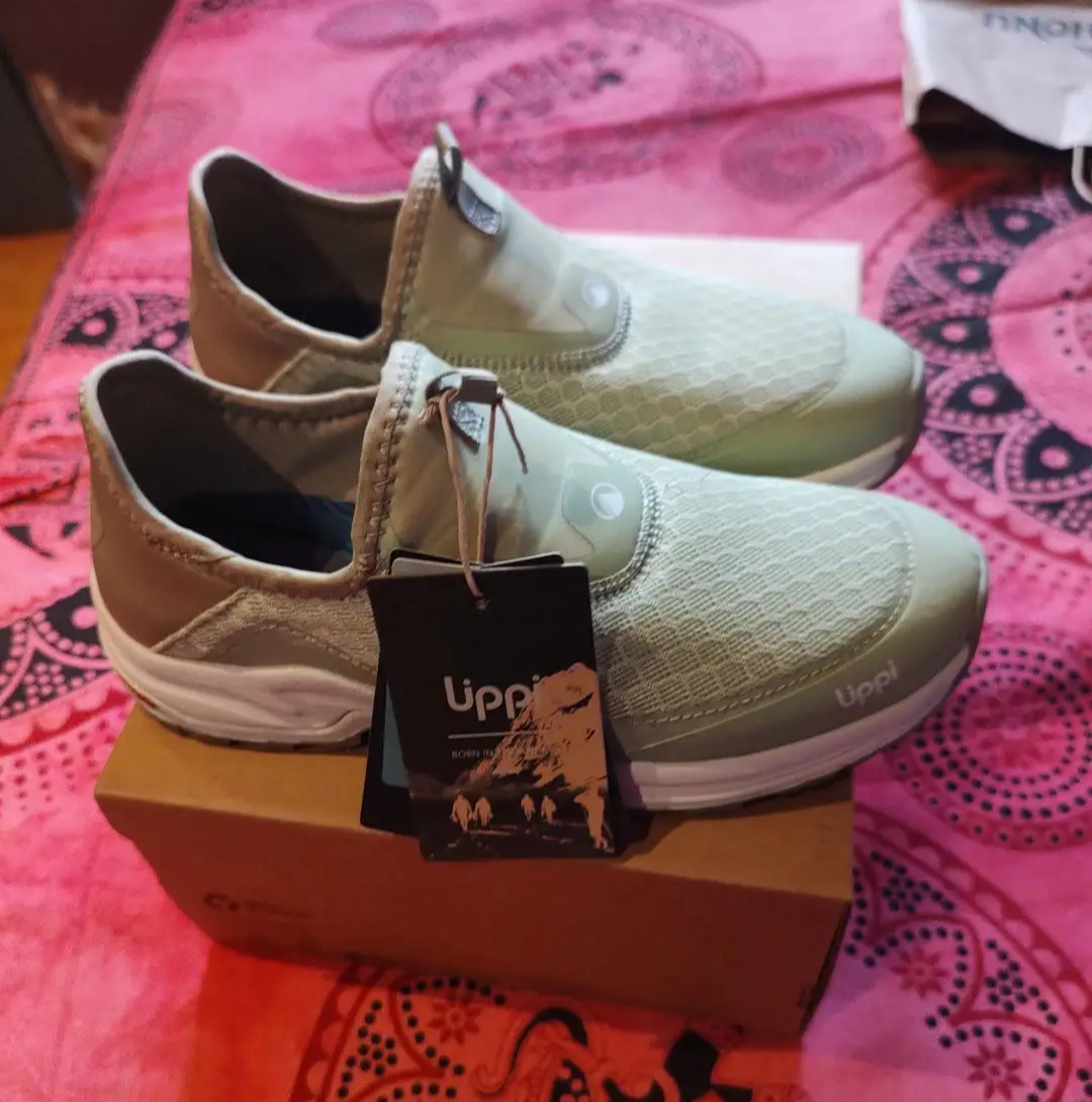 Zapatillas color verde agua Lippi  nuevas