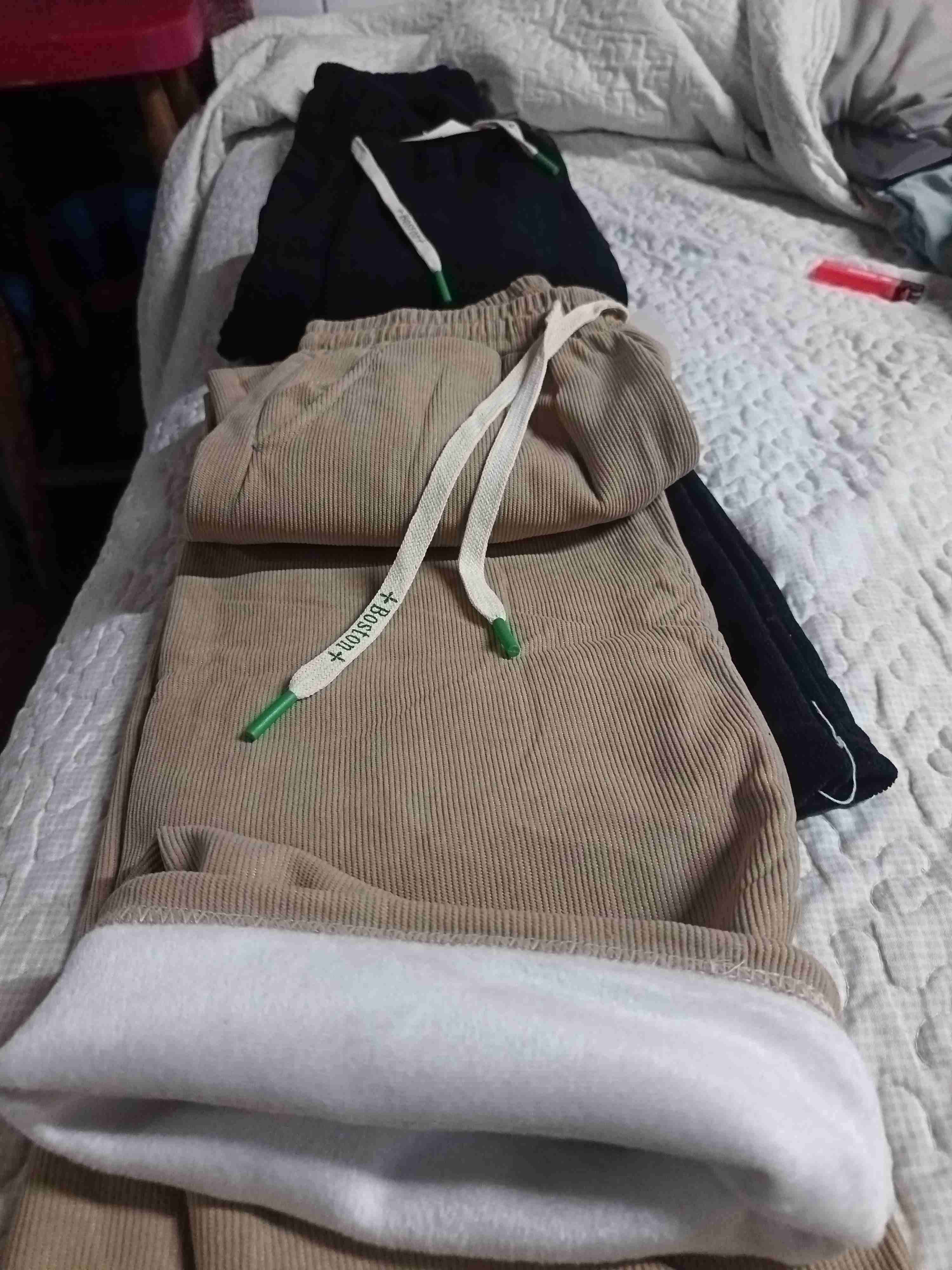 Pantalones deportivos beiges y negros