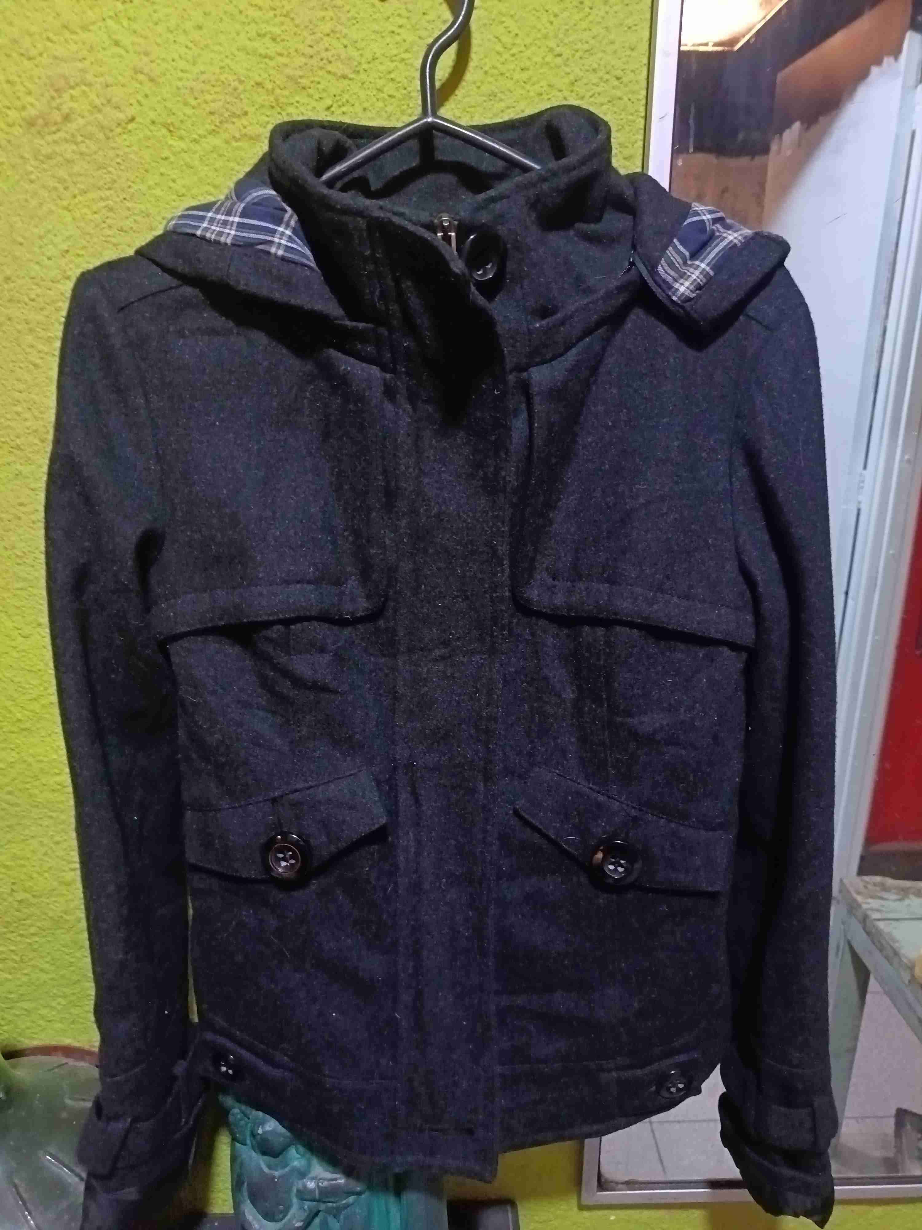 Chaqueta negra con capucha