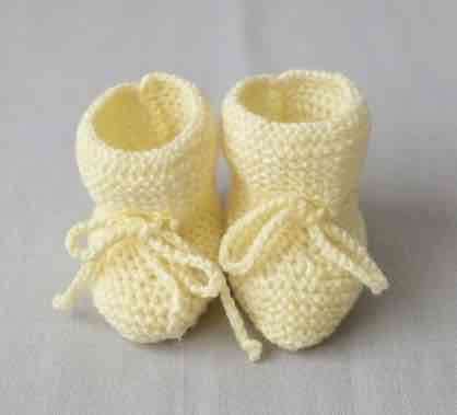 Zapatos tejidos amarillos de bebé