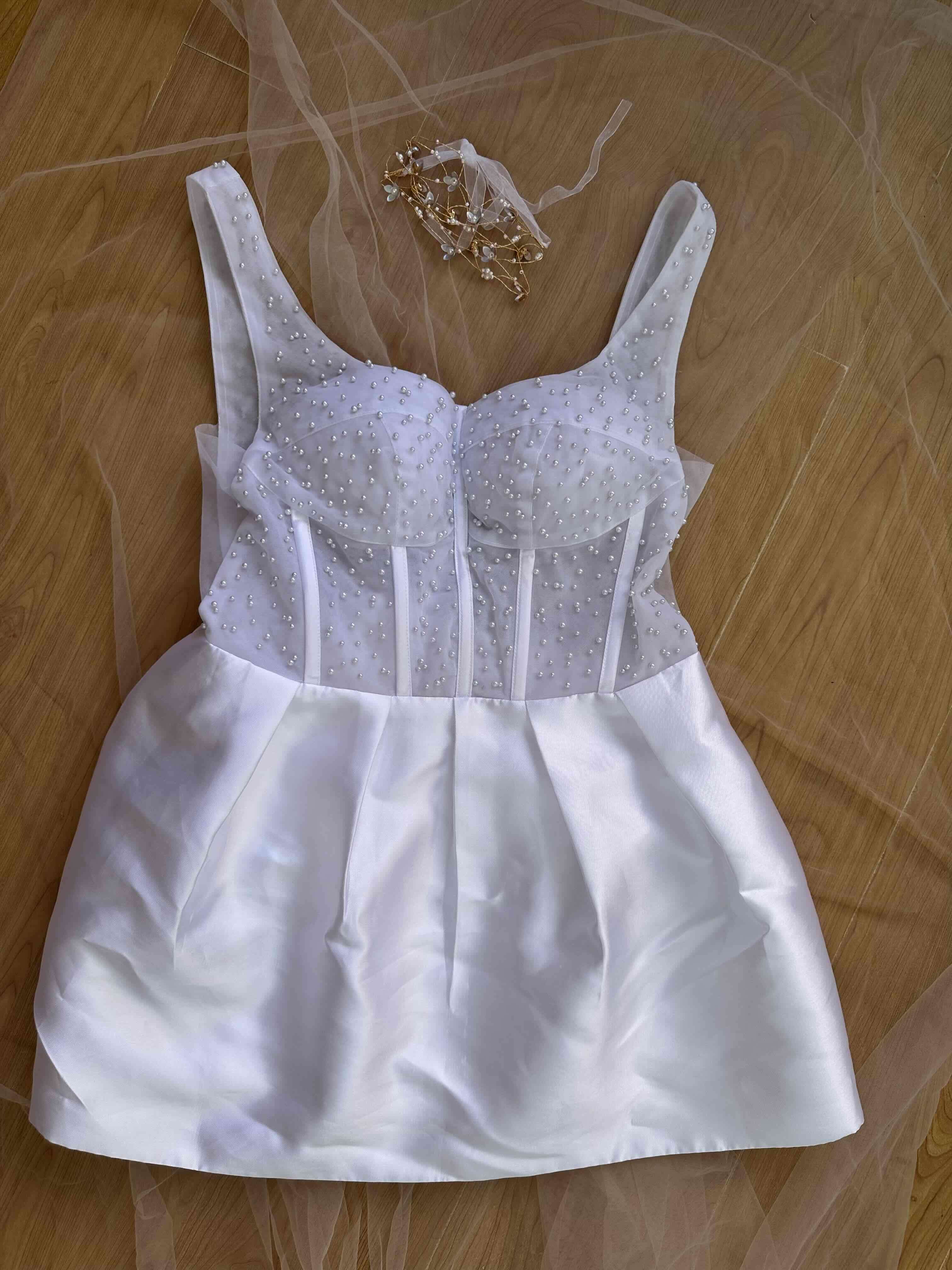 Vestido corto blanco con perlas