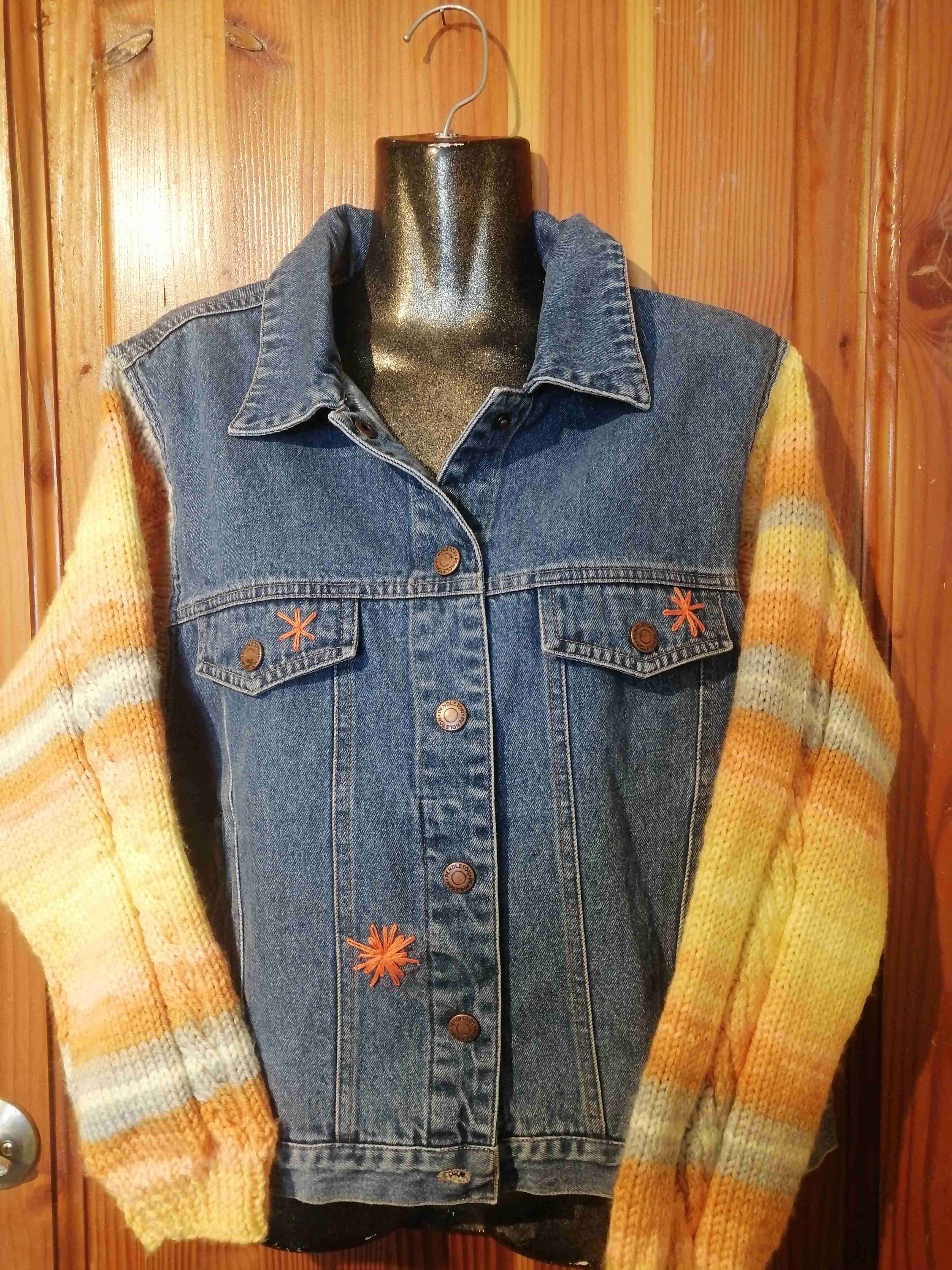 Chaqueta de mezclilla con mangas tejidas