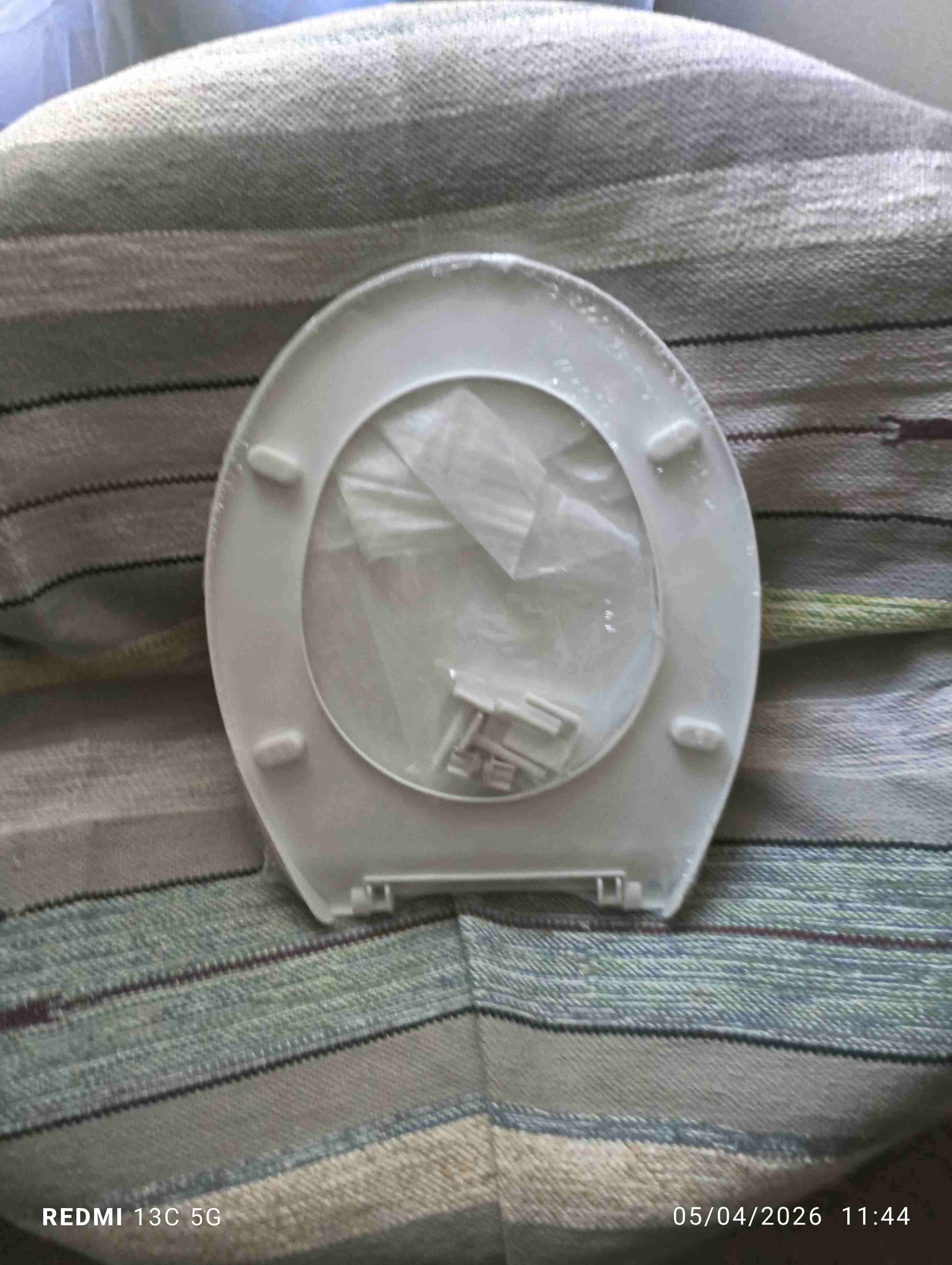 Asiento de inodoro blanco con tapa