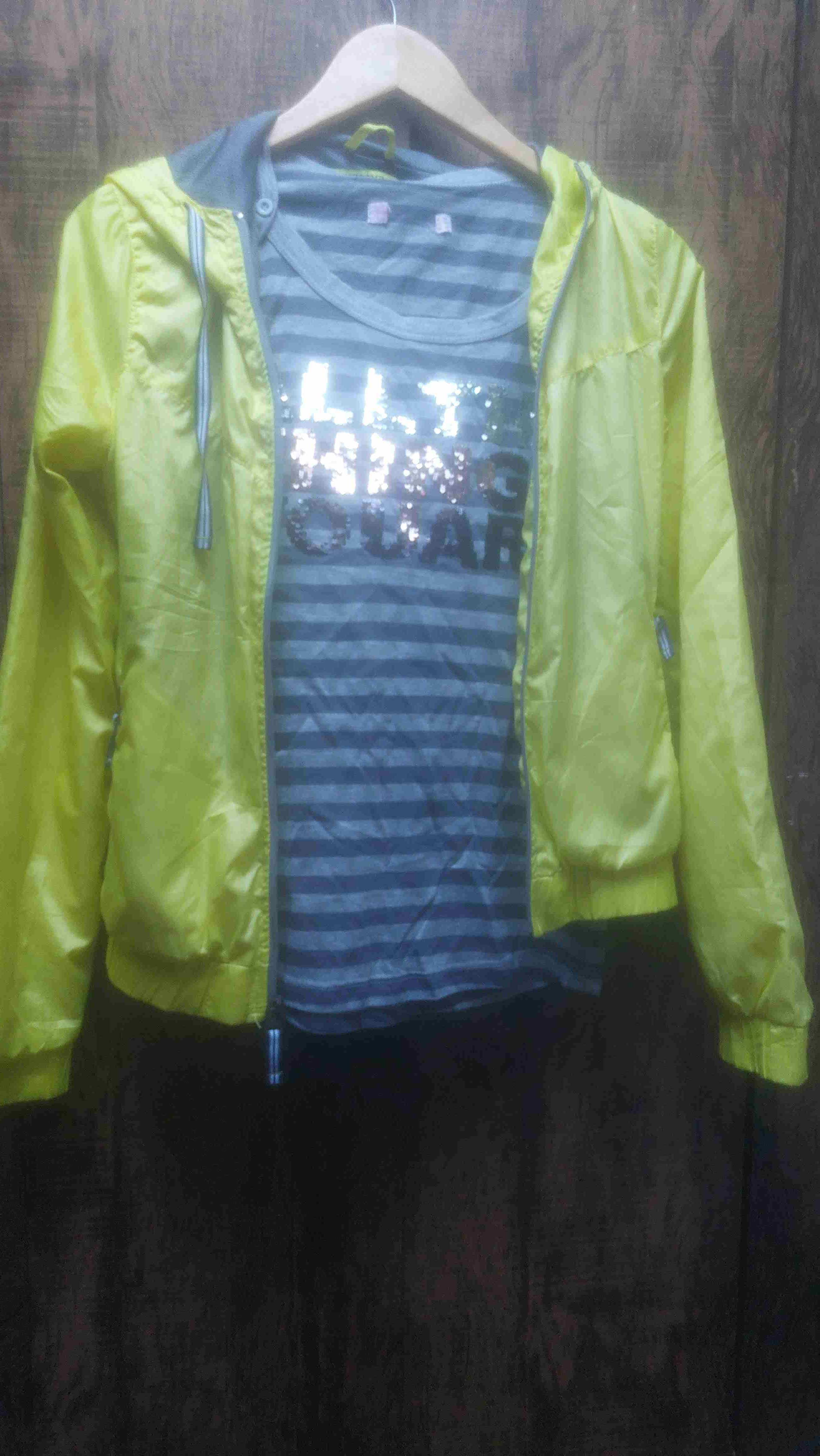 Chaqueta amarilla con polera rayada