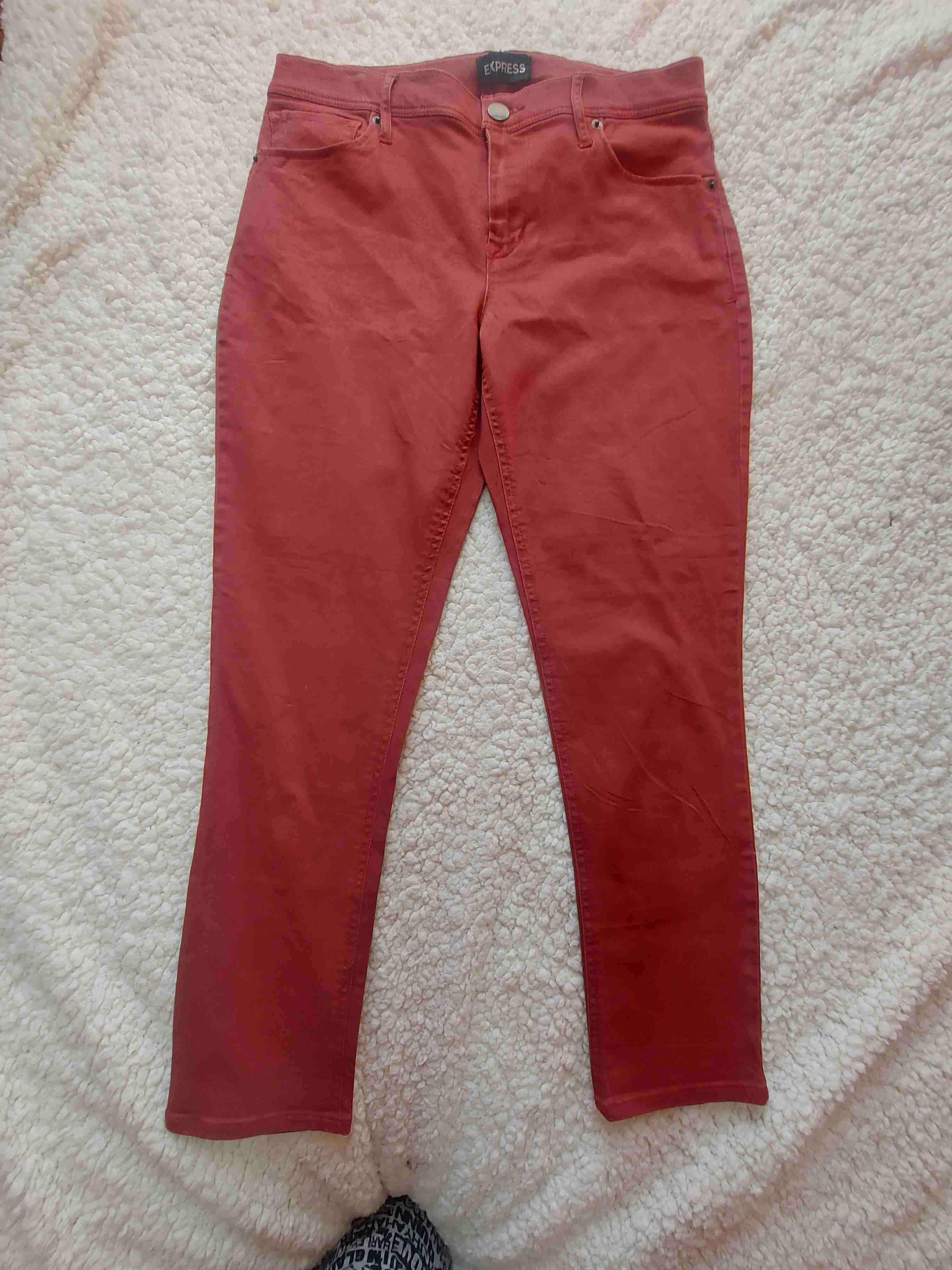 Express. Jeans terracota para mujer.
