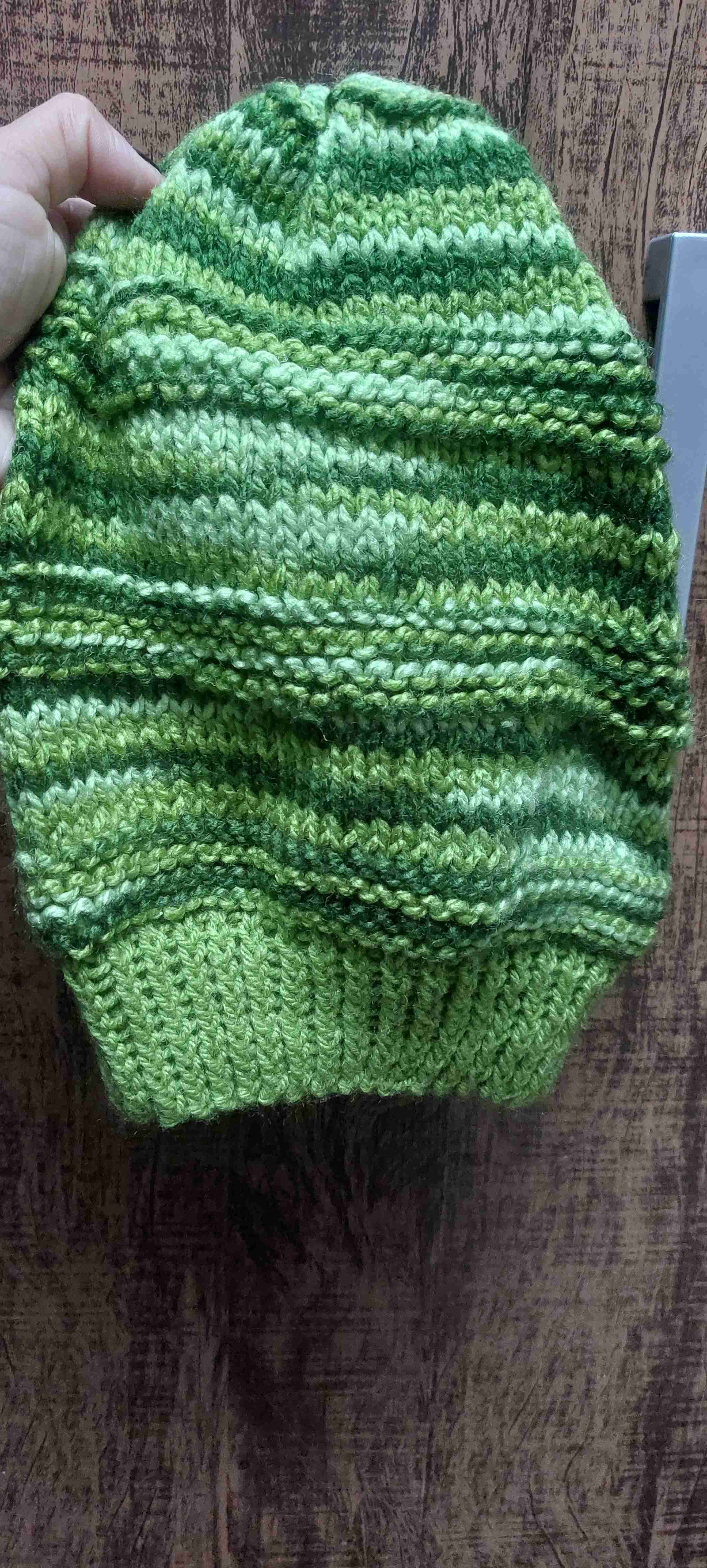 Gorro de lana verde tejido a mano
