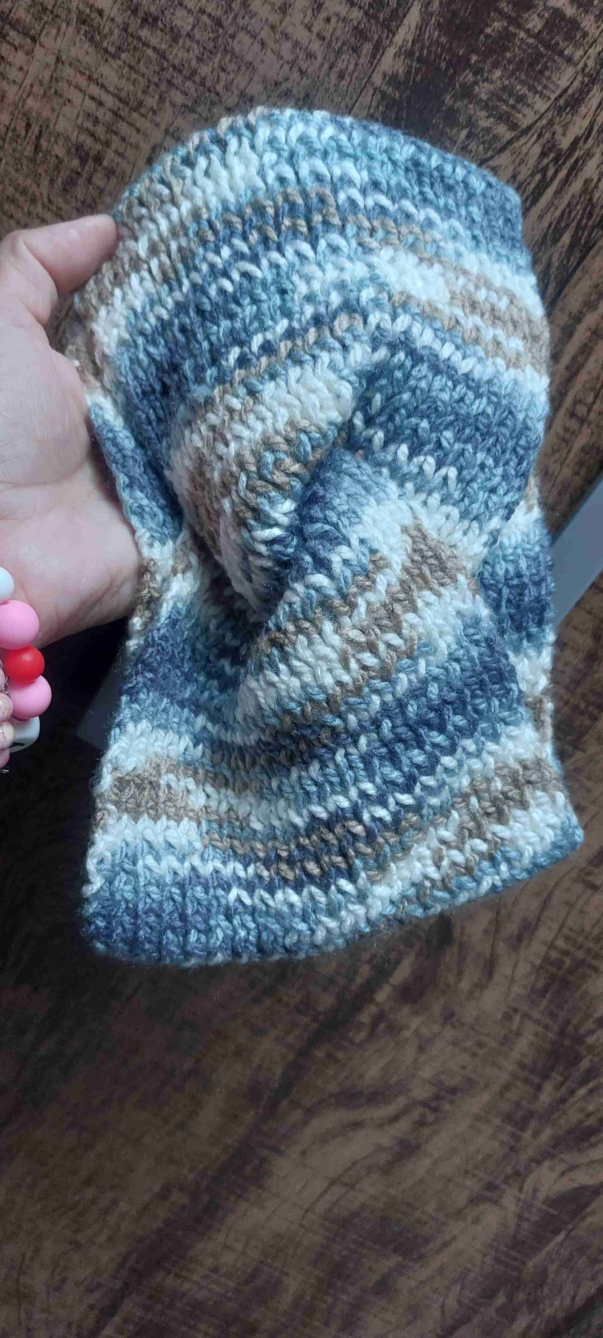 Cintillo de lana tejido a mano.