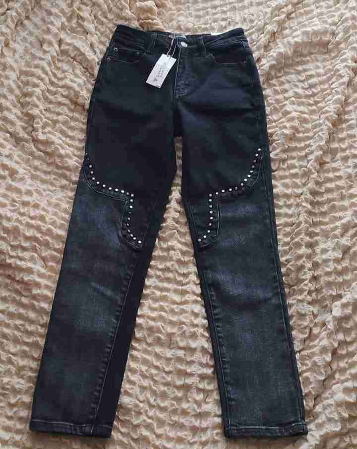 Jeans negros con tachuelas