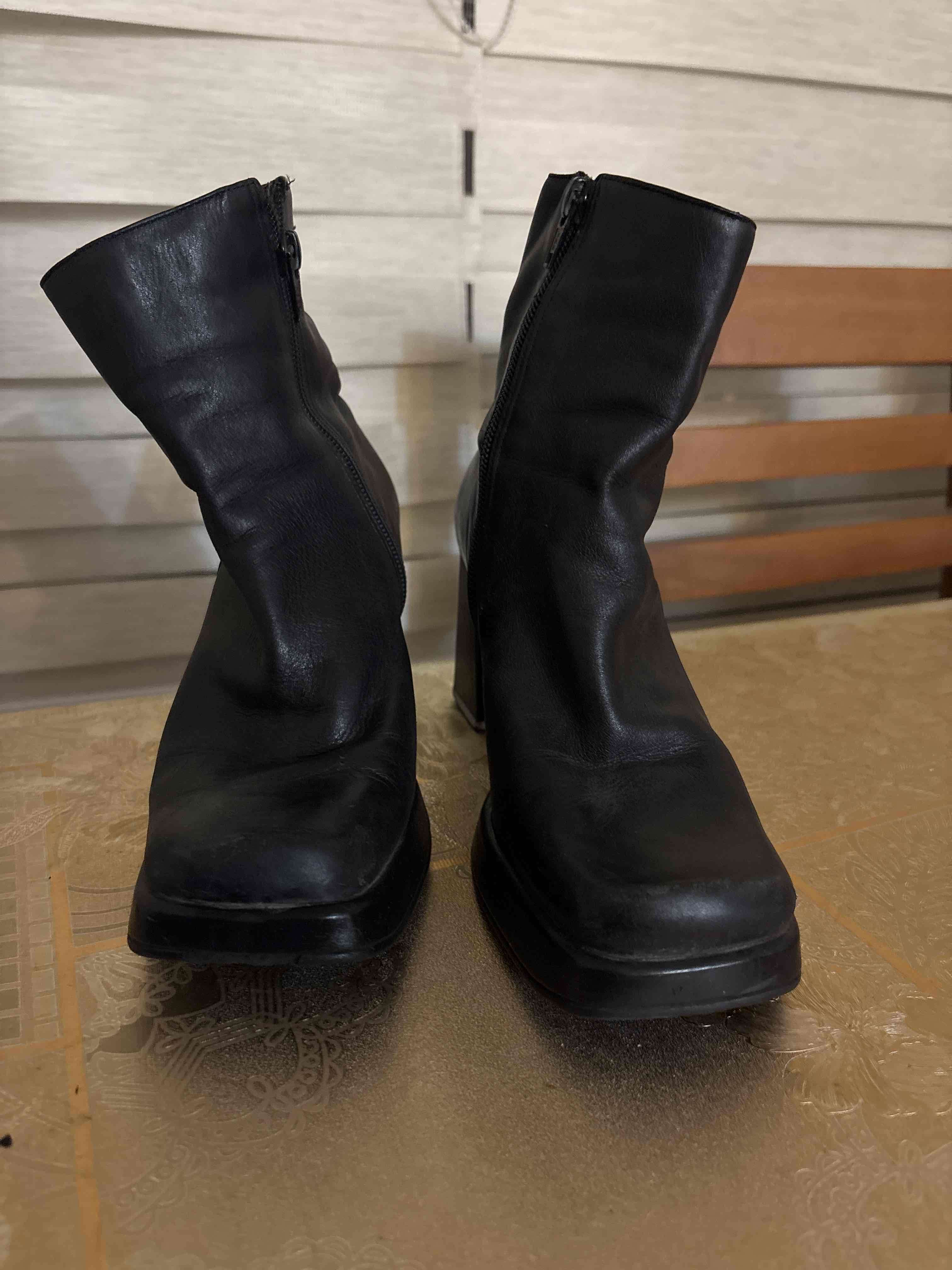 Botines negros de cuero talla 35