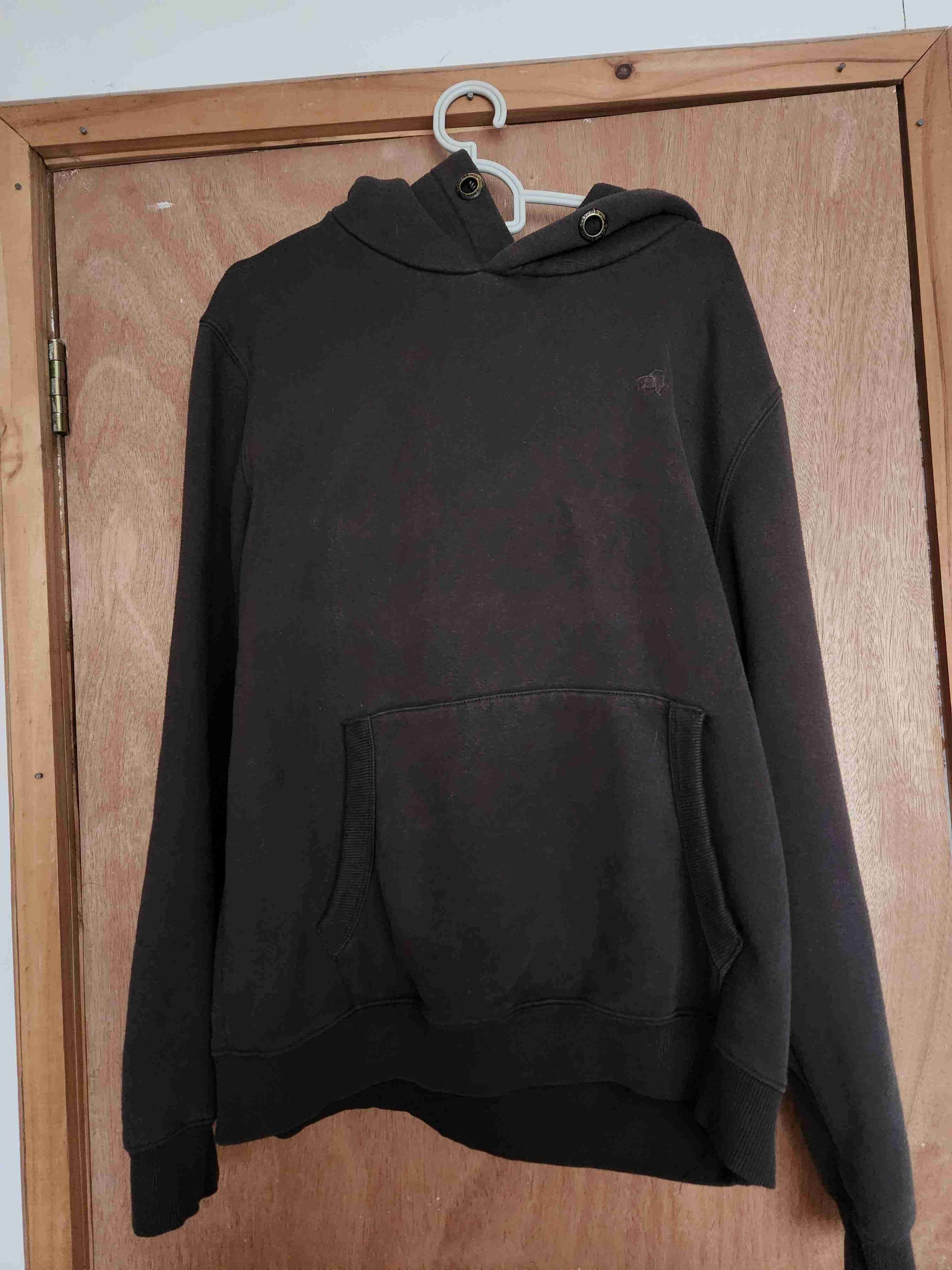 Polerón con capucha verde musgo