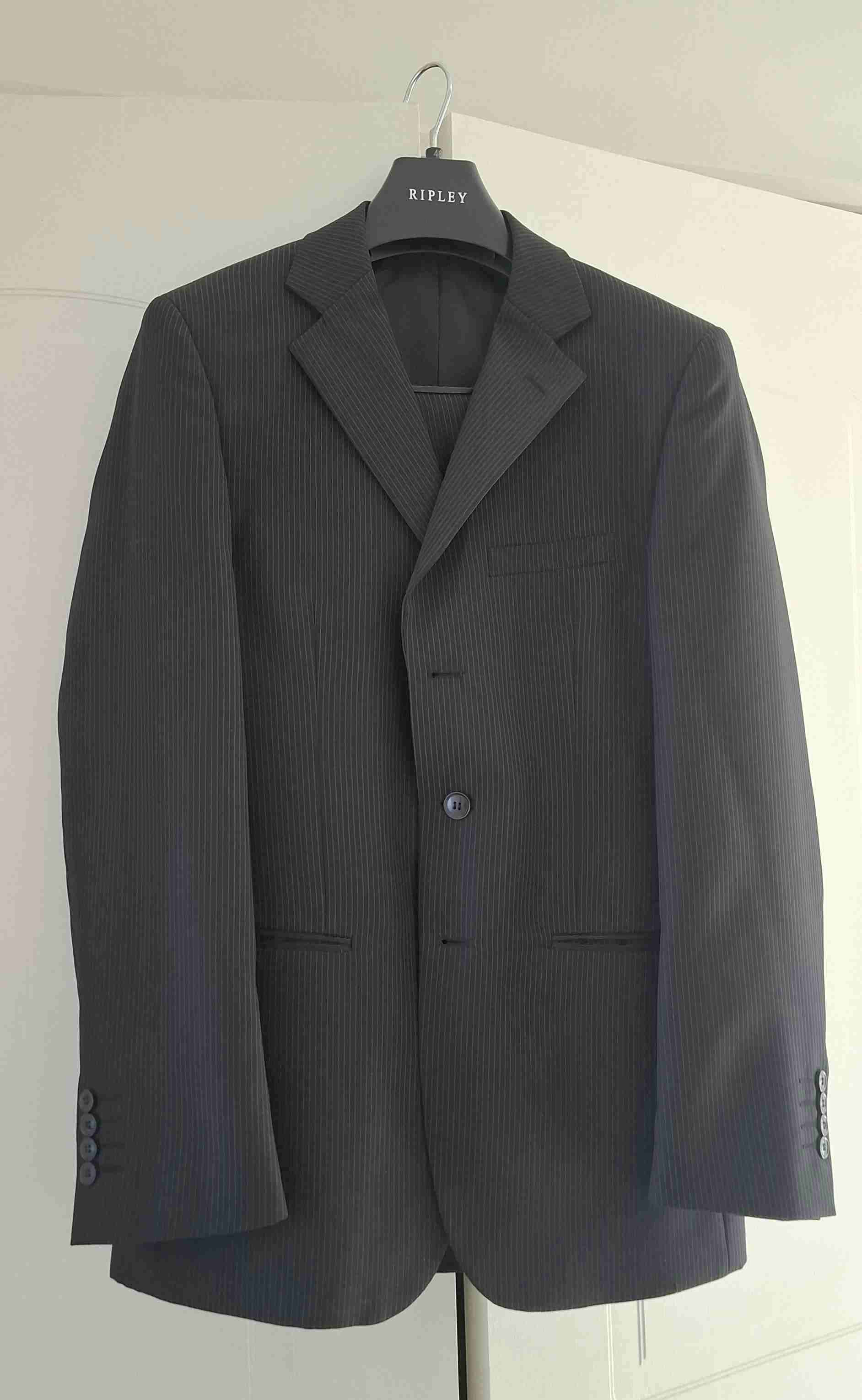 Traje gris oscuro a rayas