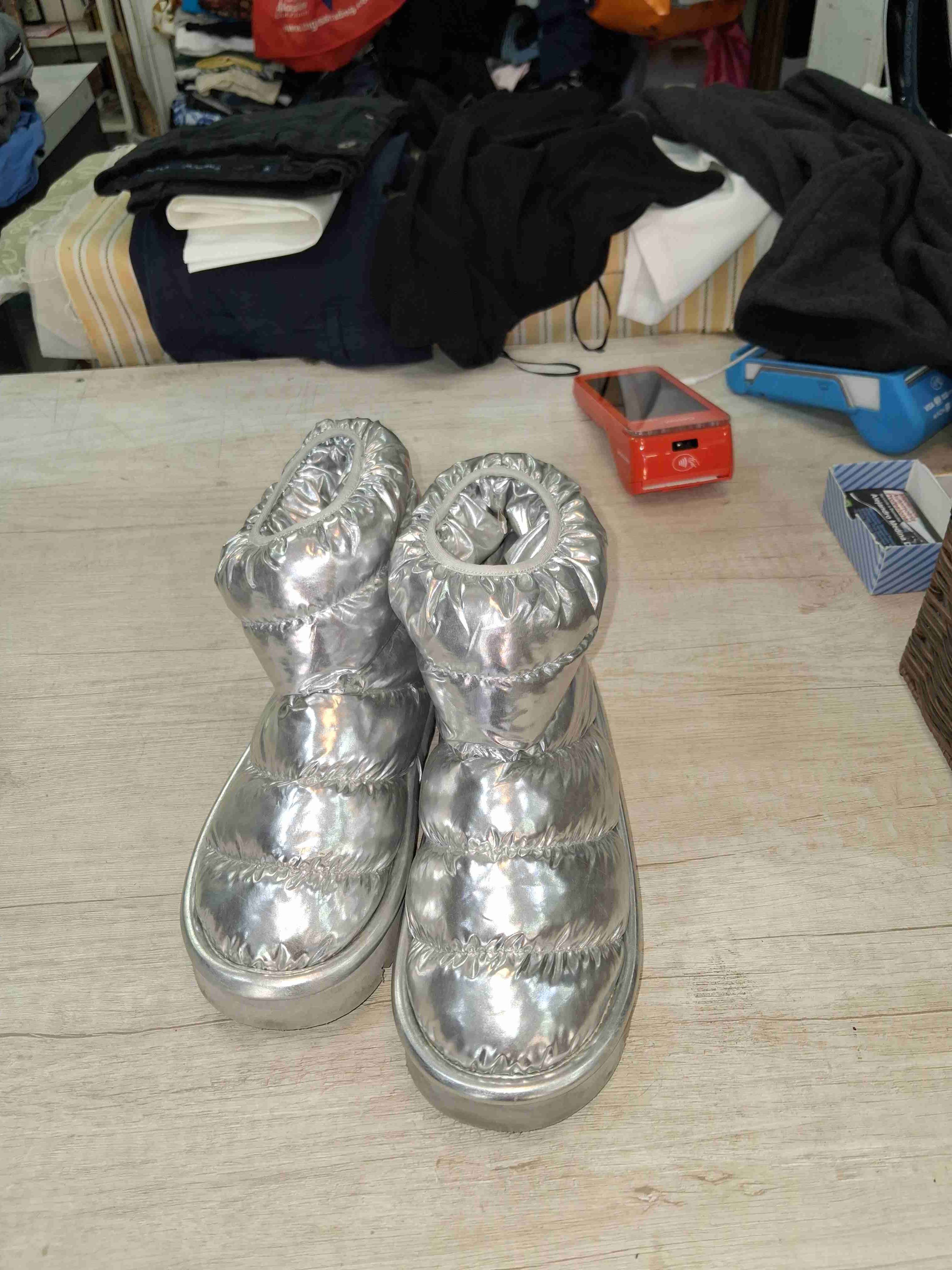 Botas plateadas acolchadas