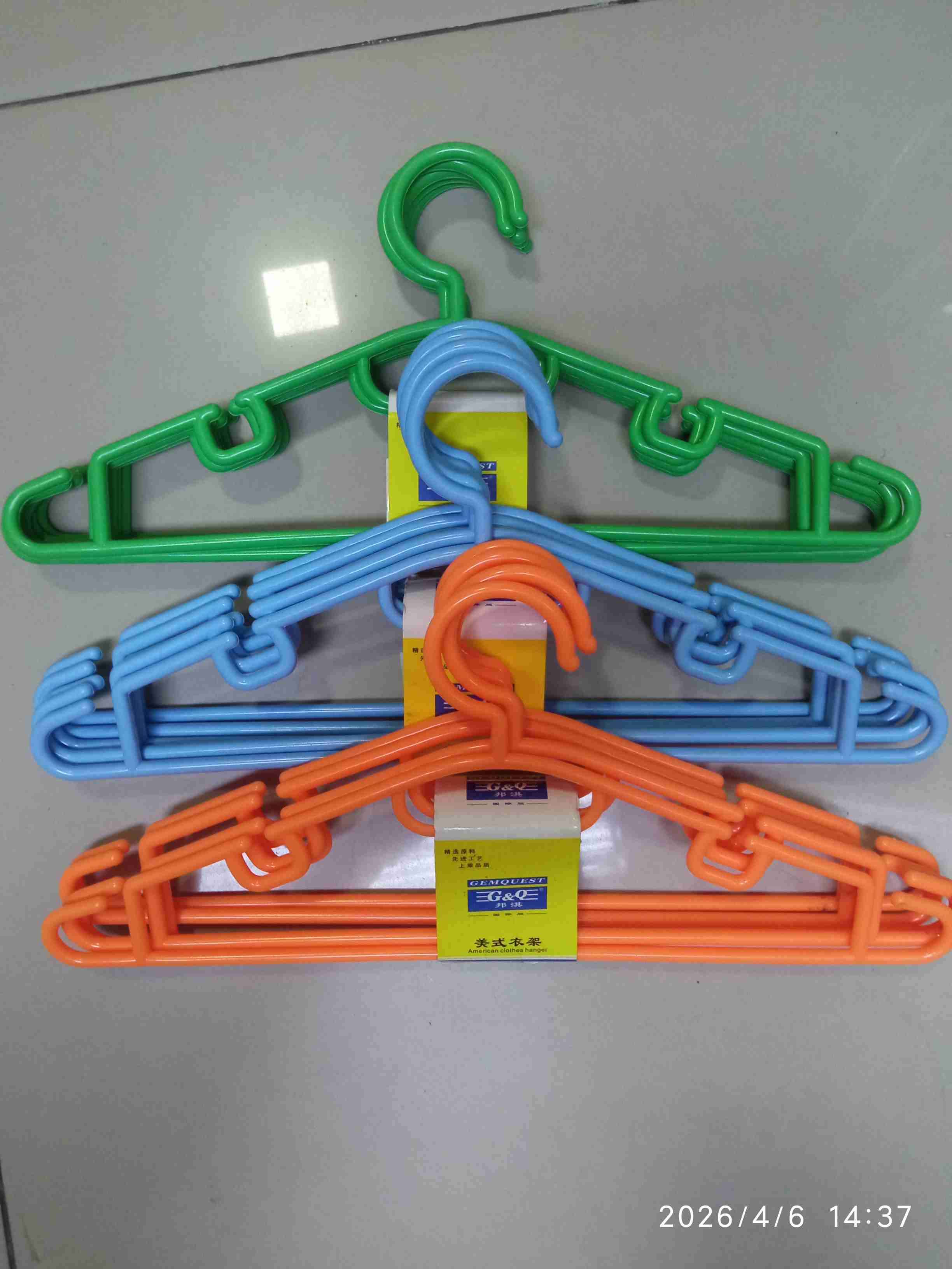 Set de 5;perchas plásticas coloridas