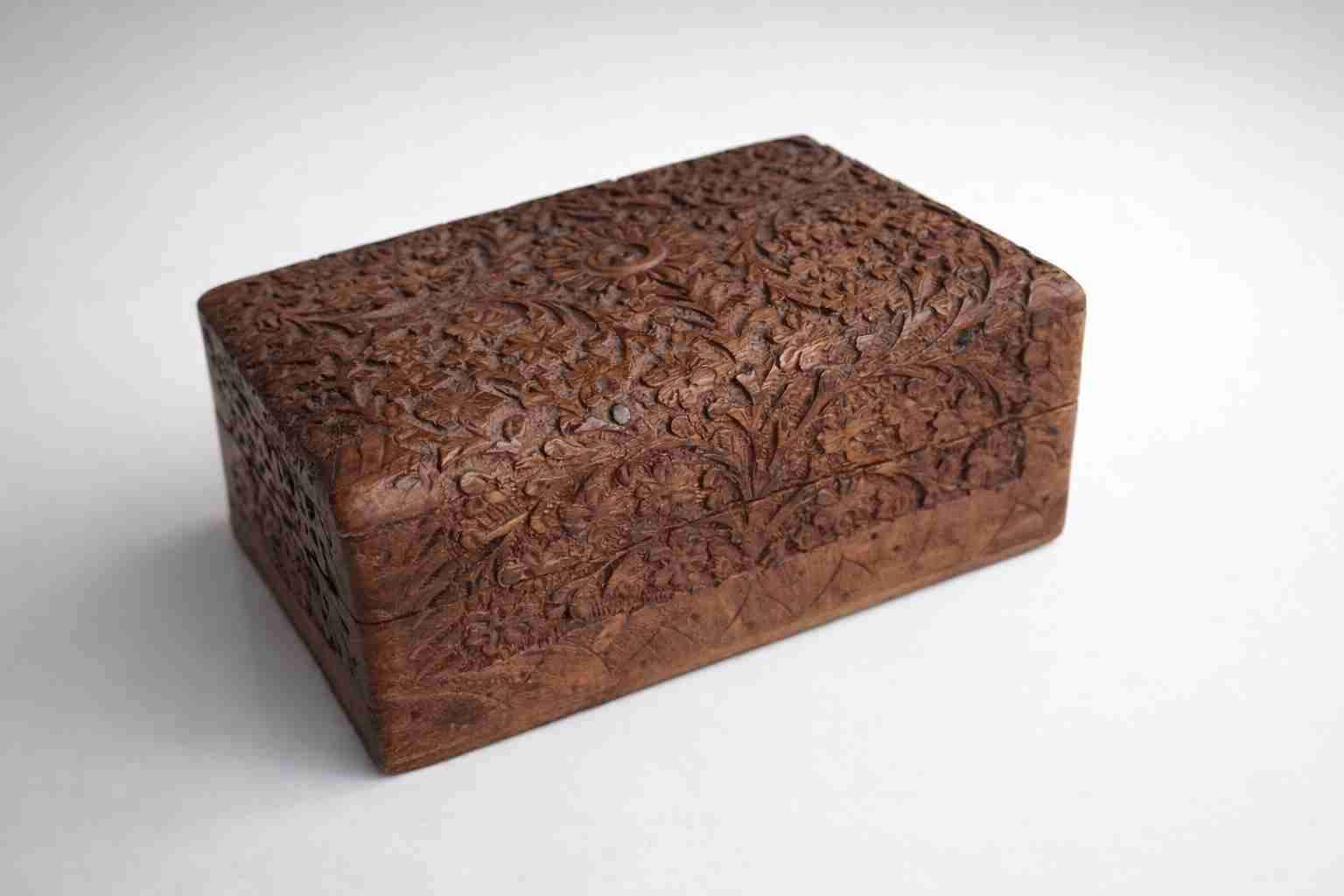 Caja tallada de madera