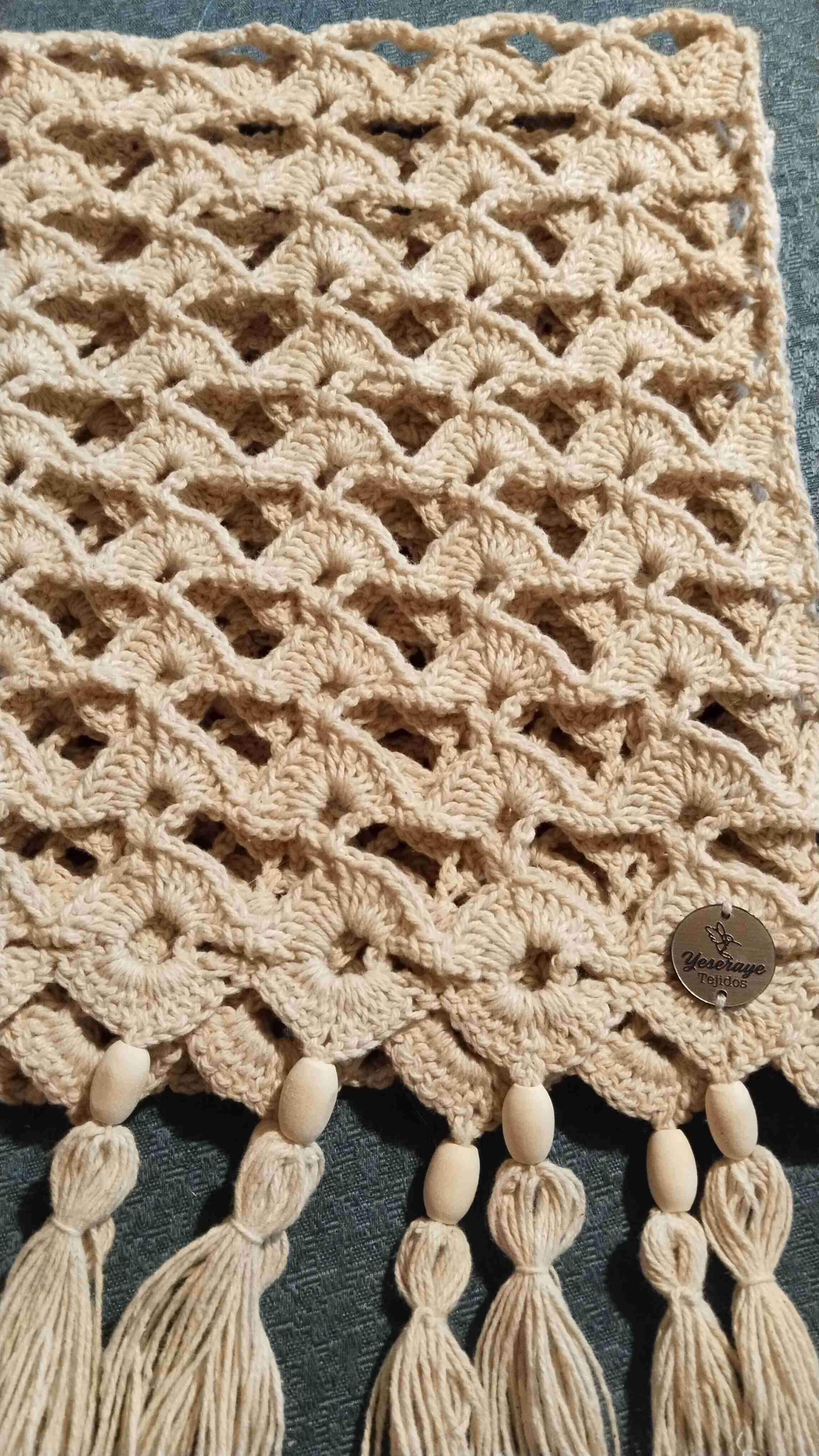 Camino de mesa tejida a crochet,color beige