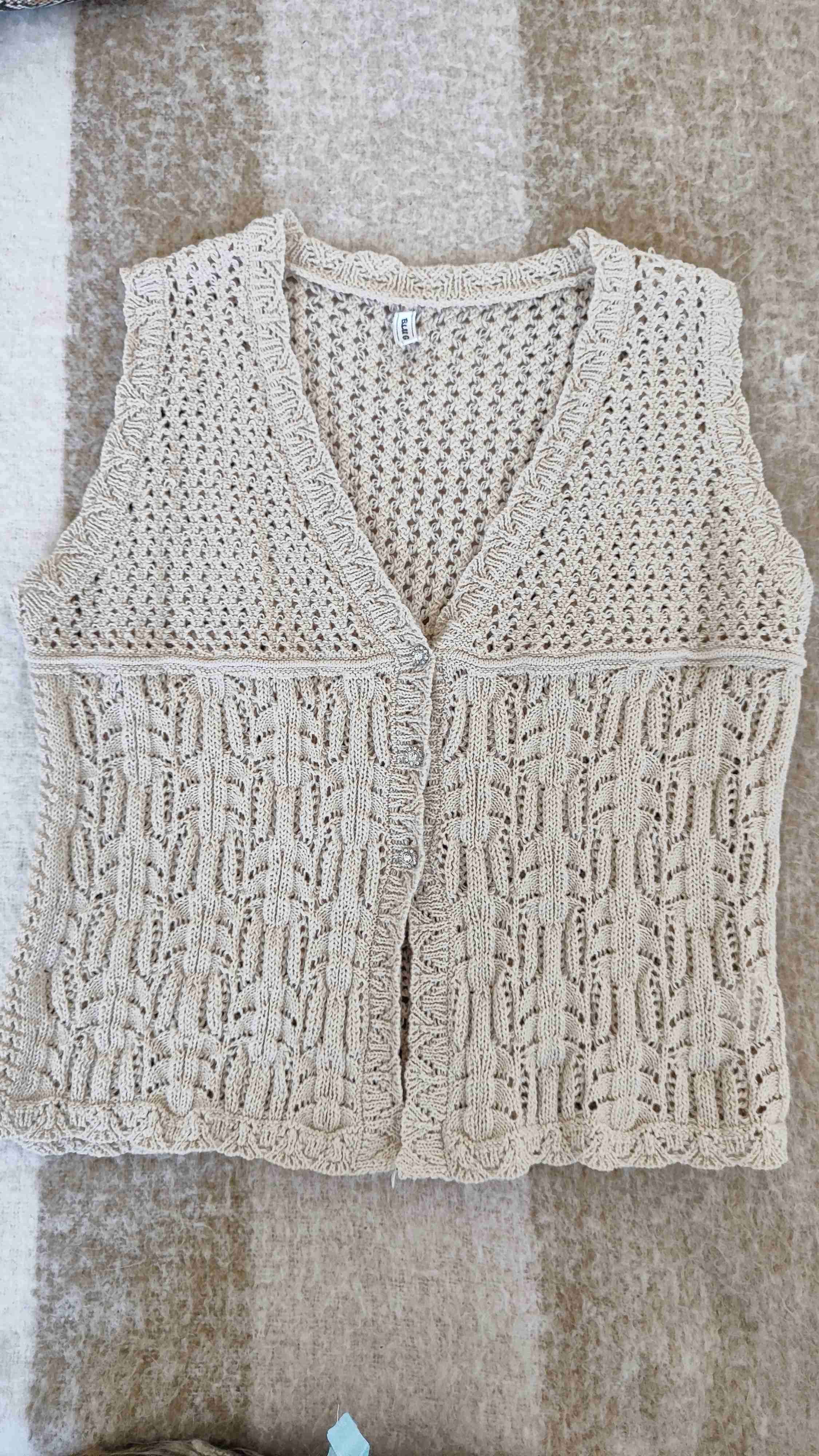 Chaleco tejido beige sin mangas