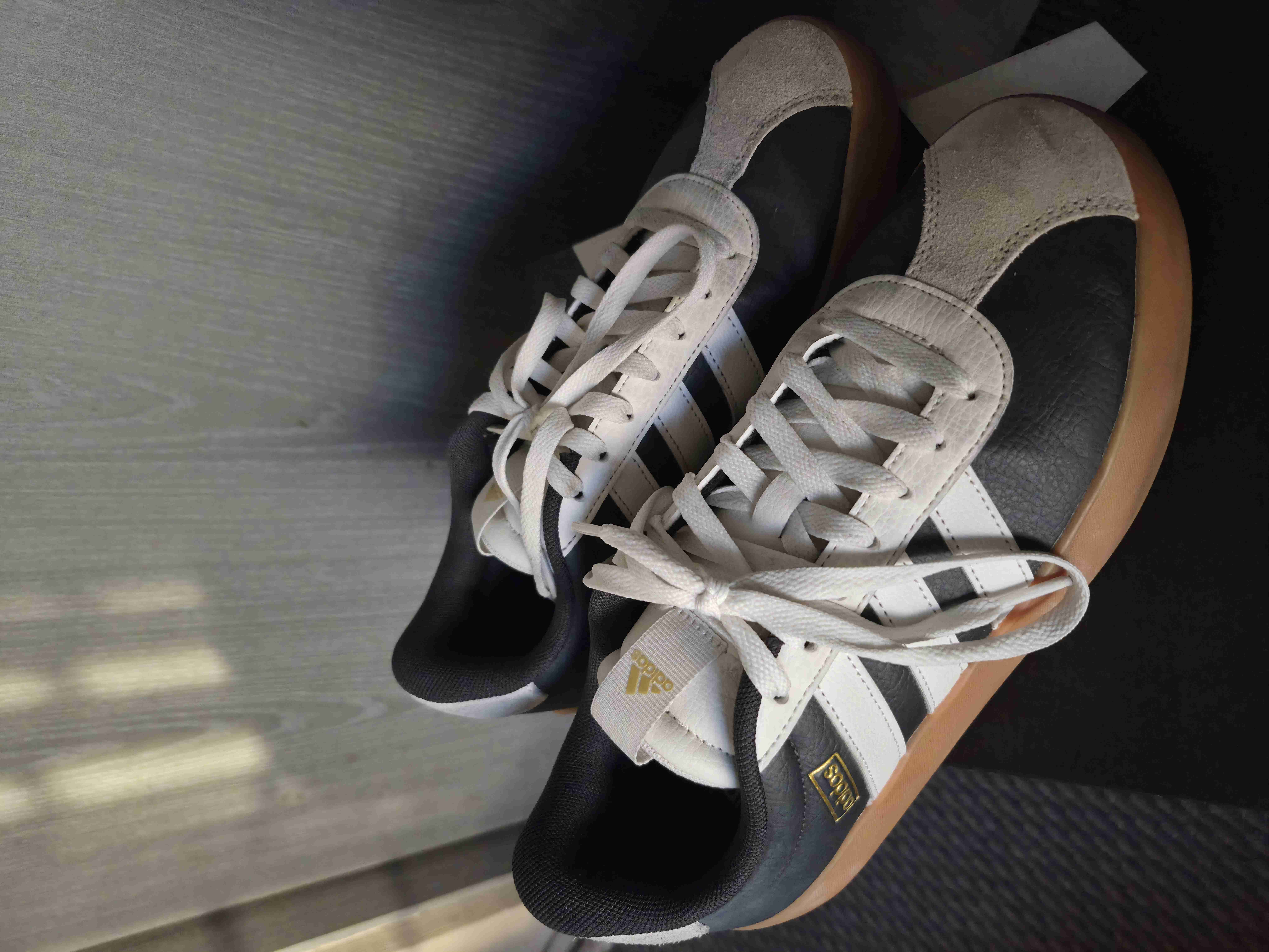 Zapatillas adidas blancas y negras