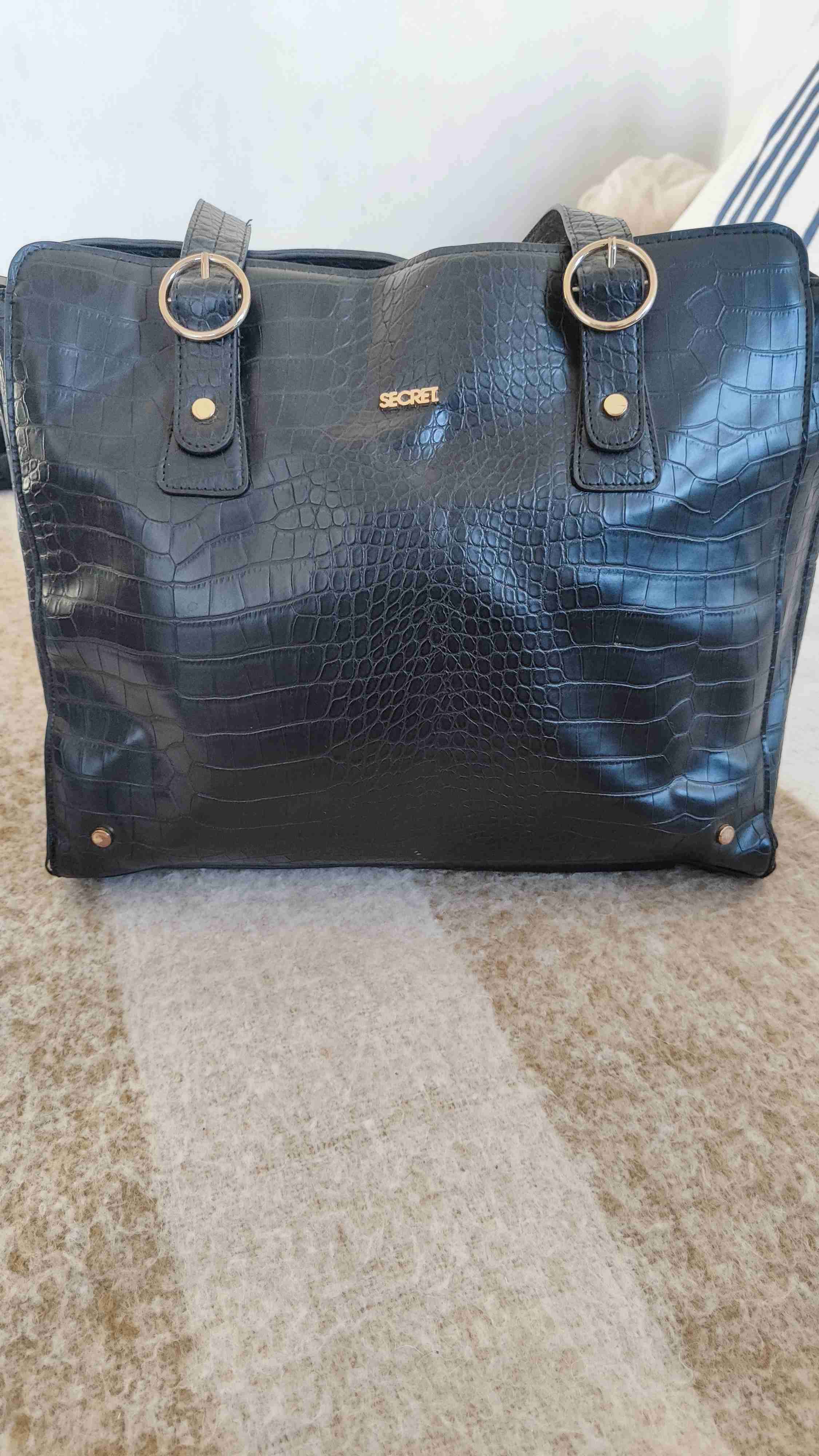 Cartera negra texturizada