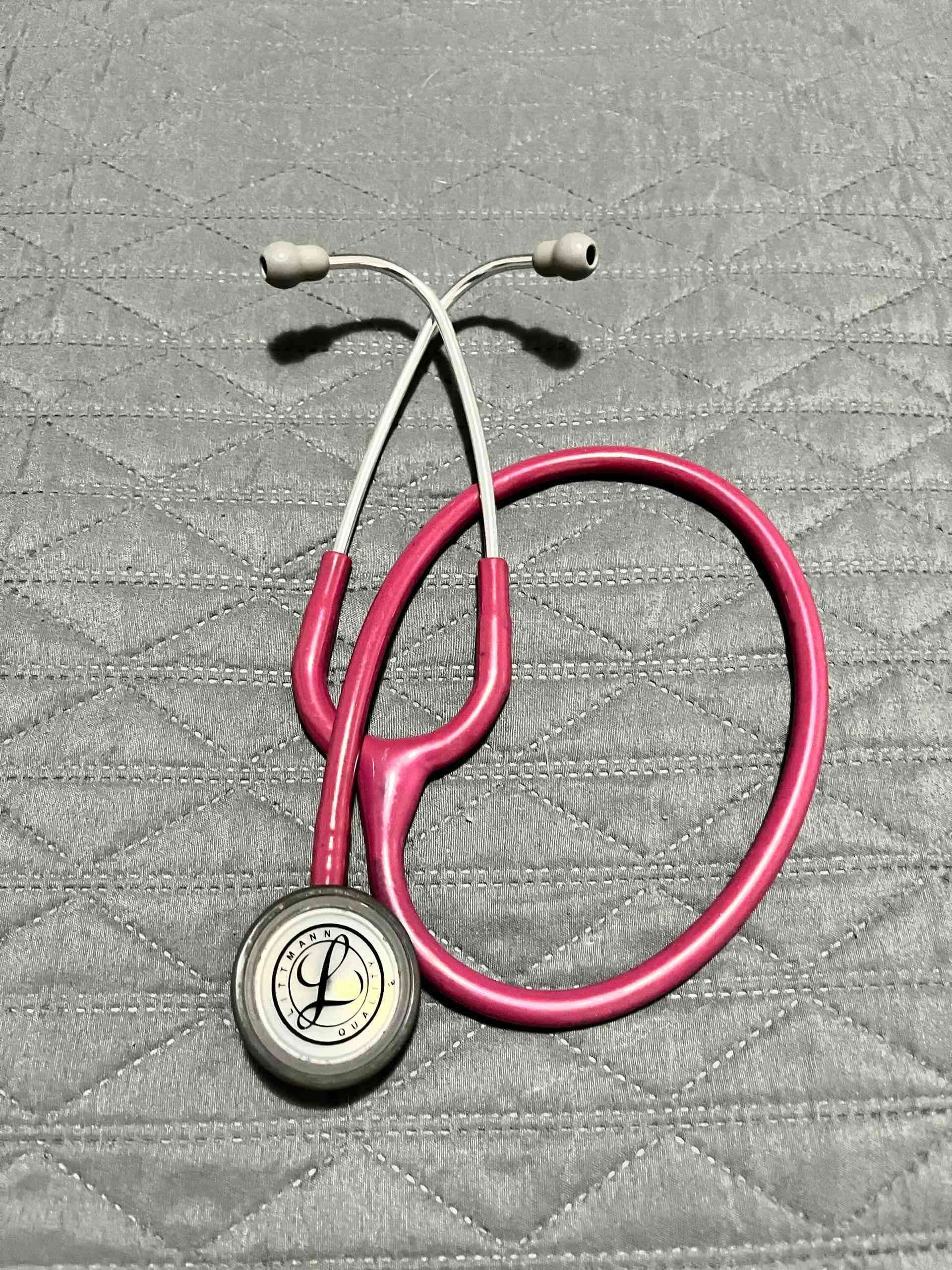 Estetoscopio rosa de doble campana