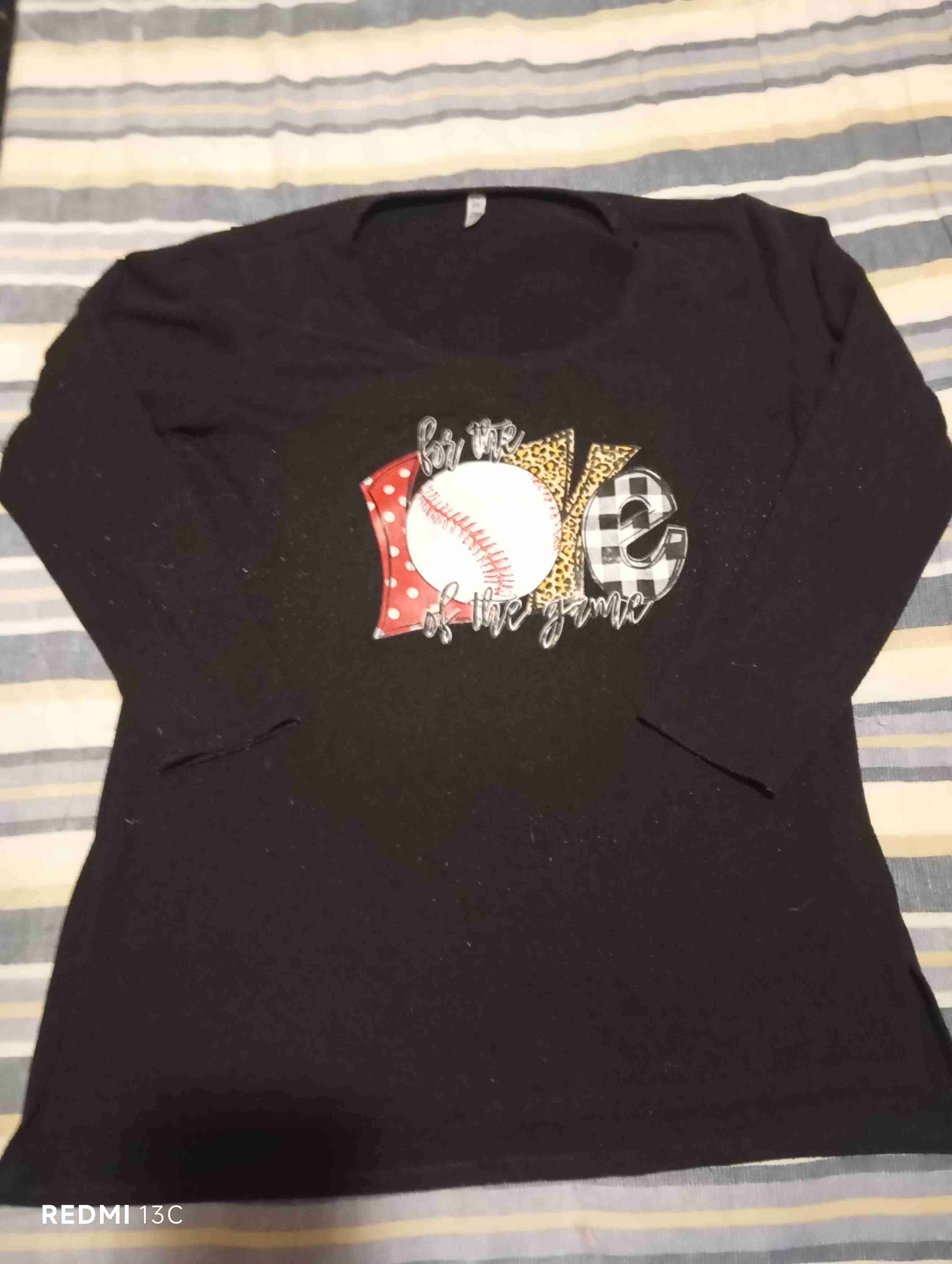 Polera negra con diseño béisbol