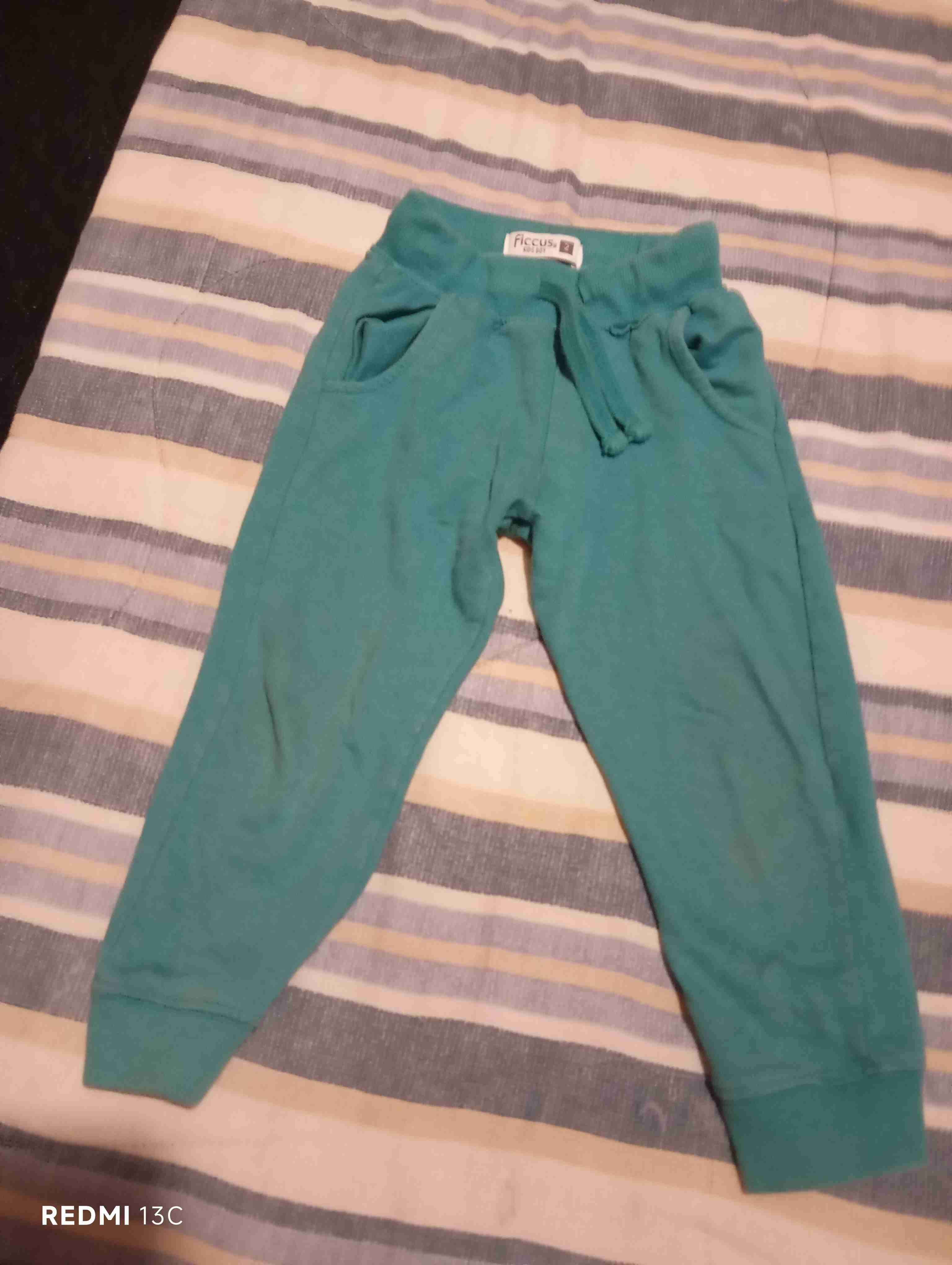 Pantalón deportivo verde para niños