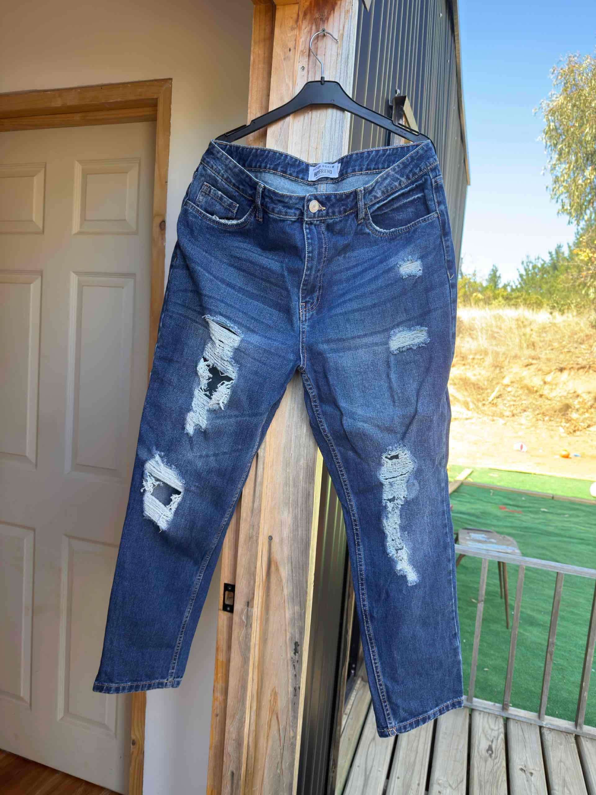 Jeans azules con desgastes mujer