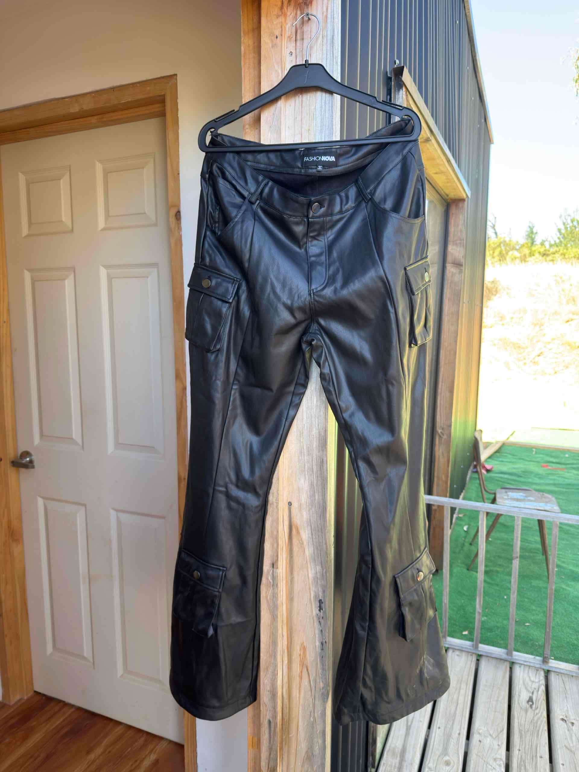 Pantalones de cuero Fashion Nova