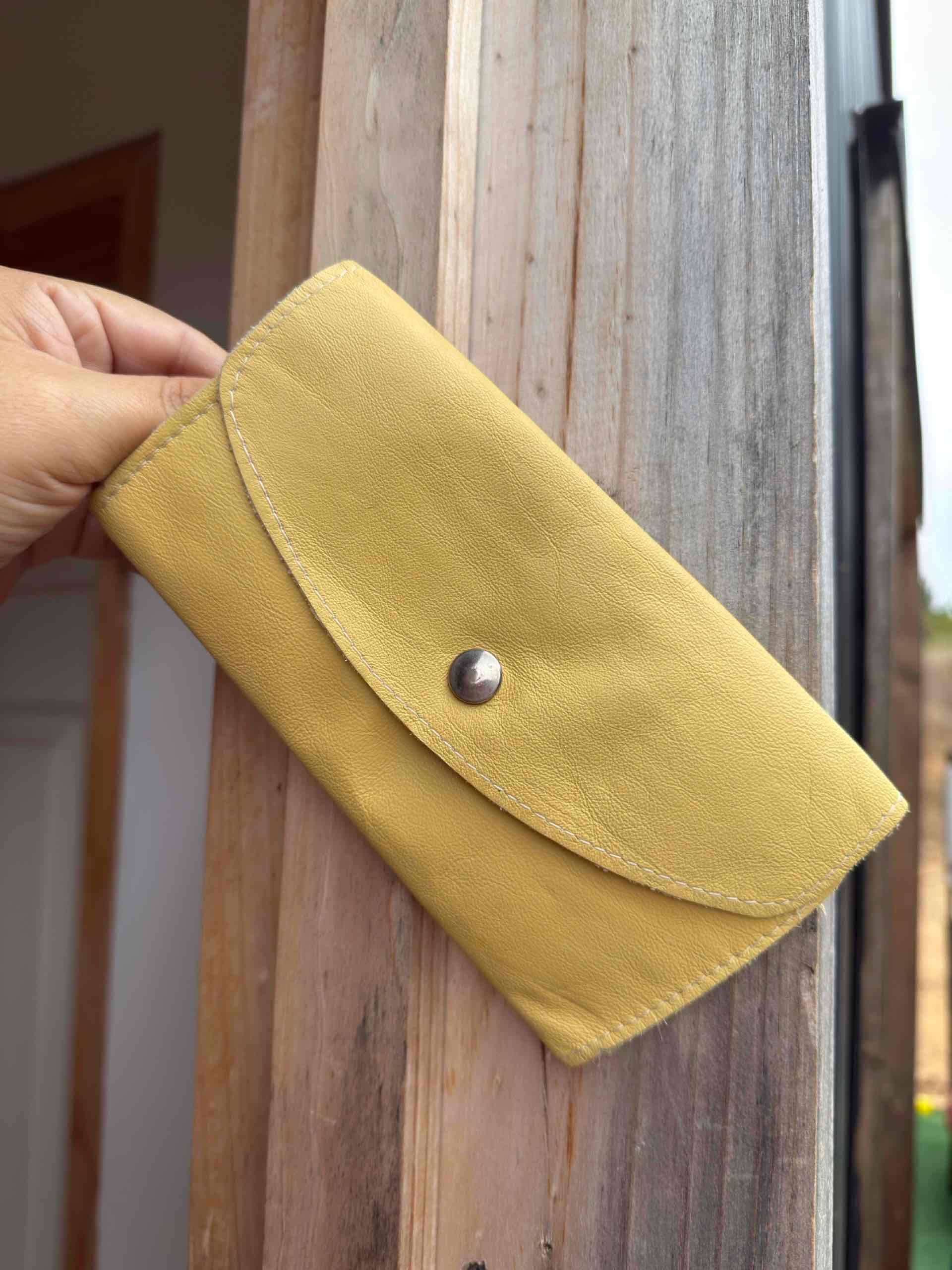 Billetera amarilla de cuero
