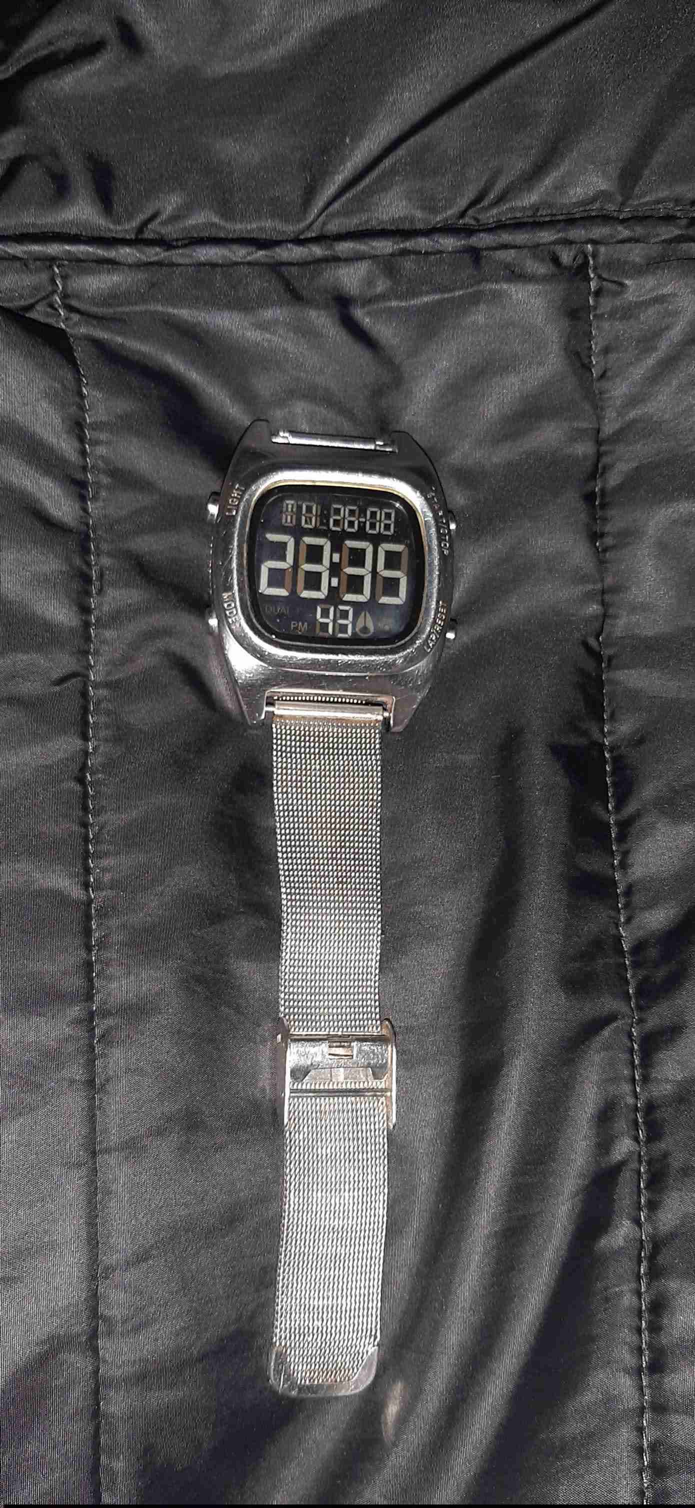 Reloj digital plateado vintage