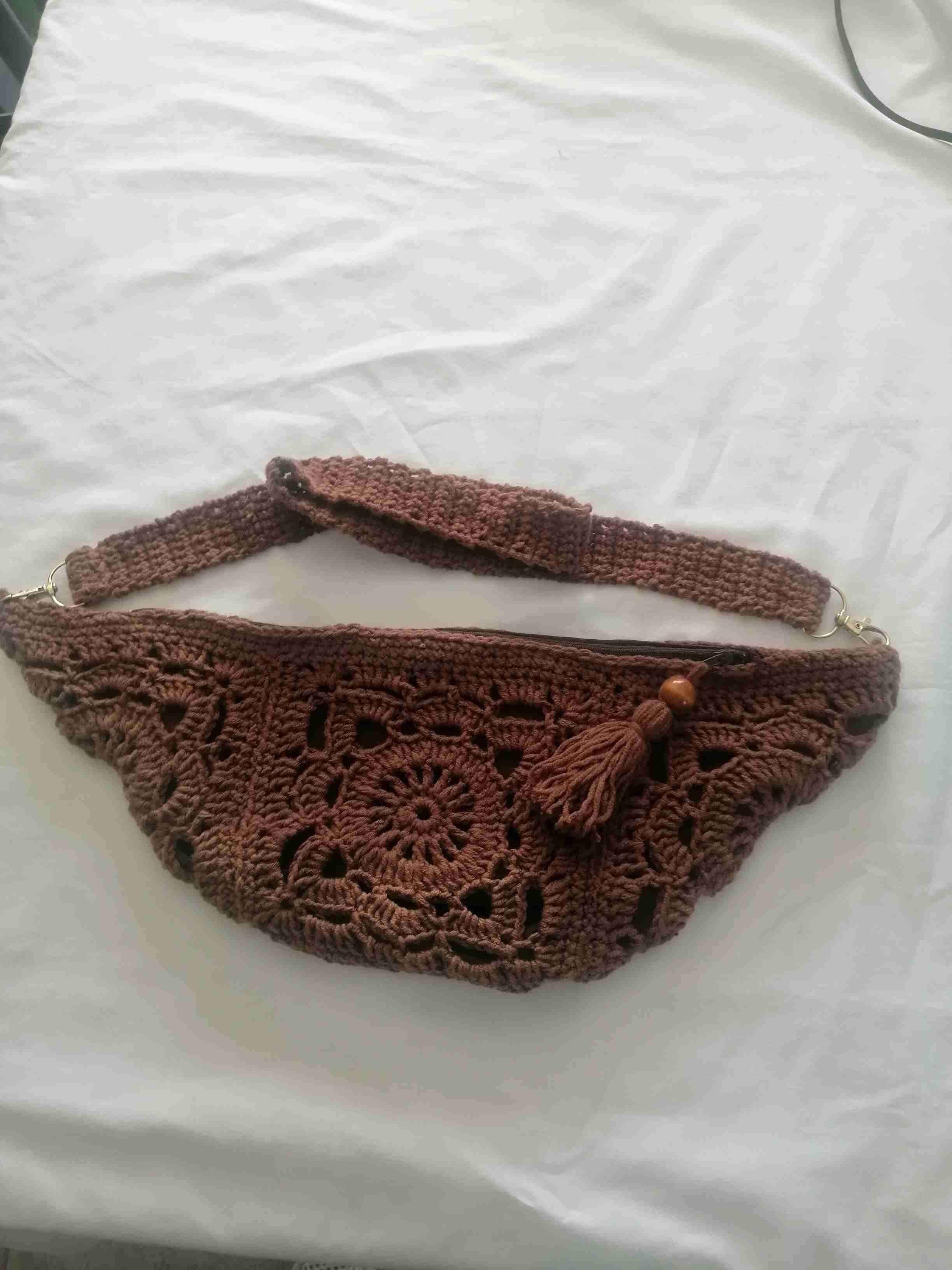 Riñonera tejida a crochet marrón