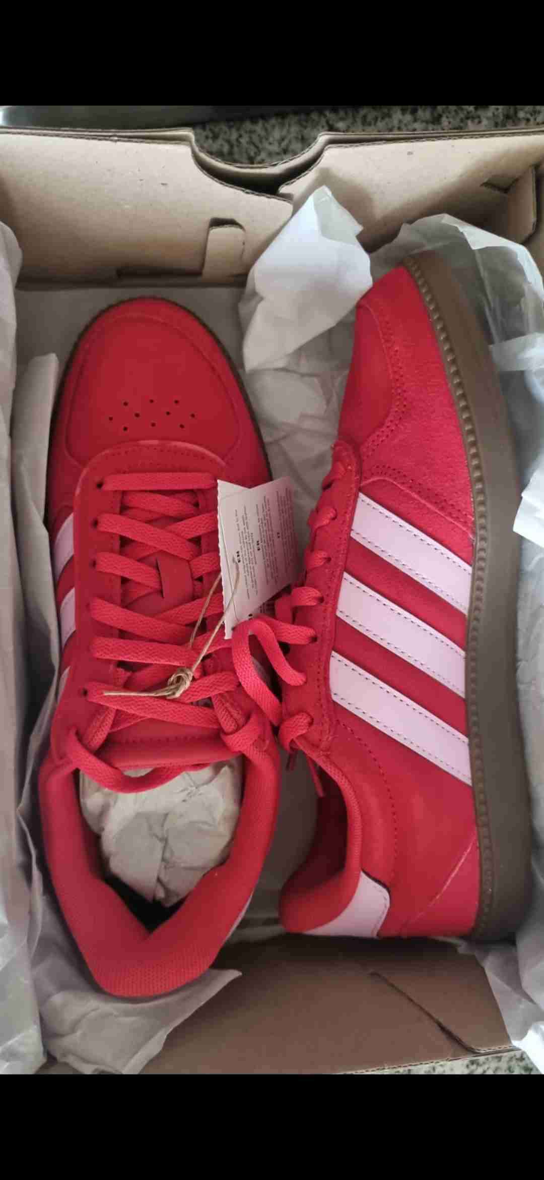 Zapatillas rojas deportivas nuevas