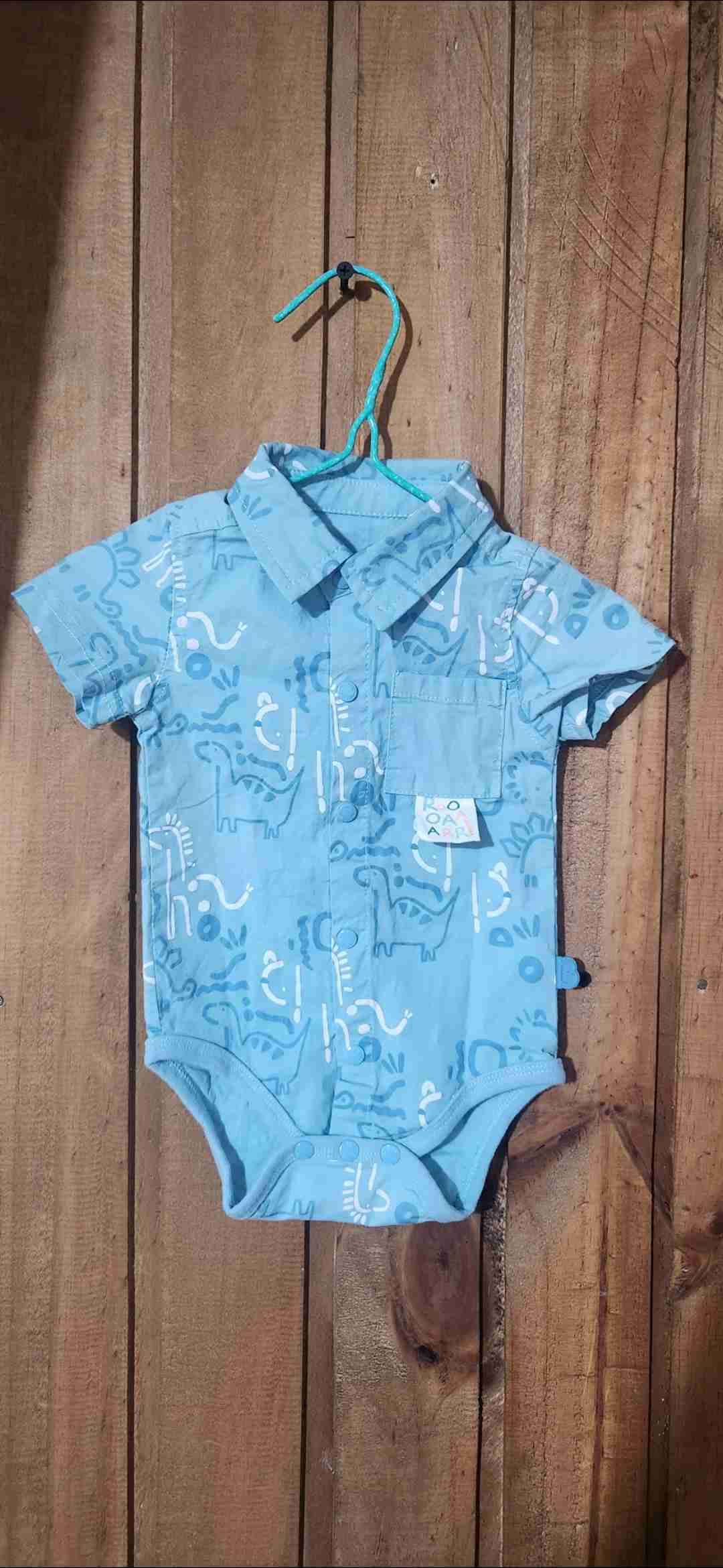Body bebé azul con estampado dinosaurios