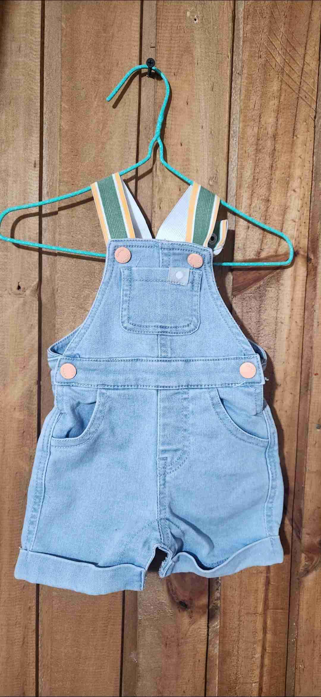 Jardinera de mezclilla para niño