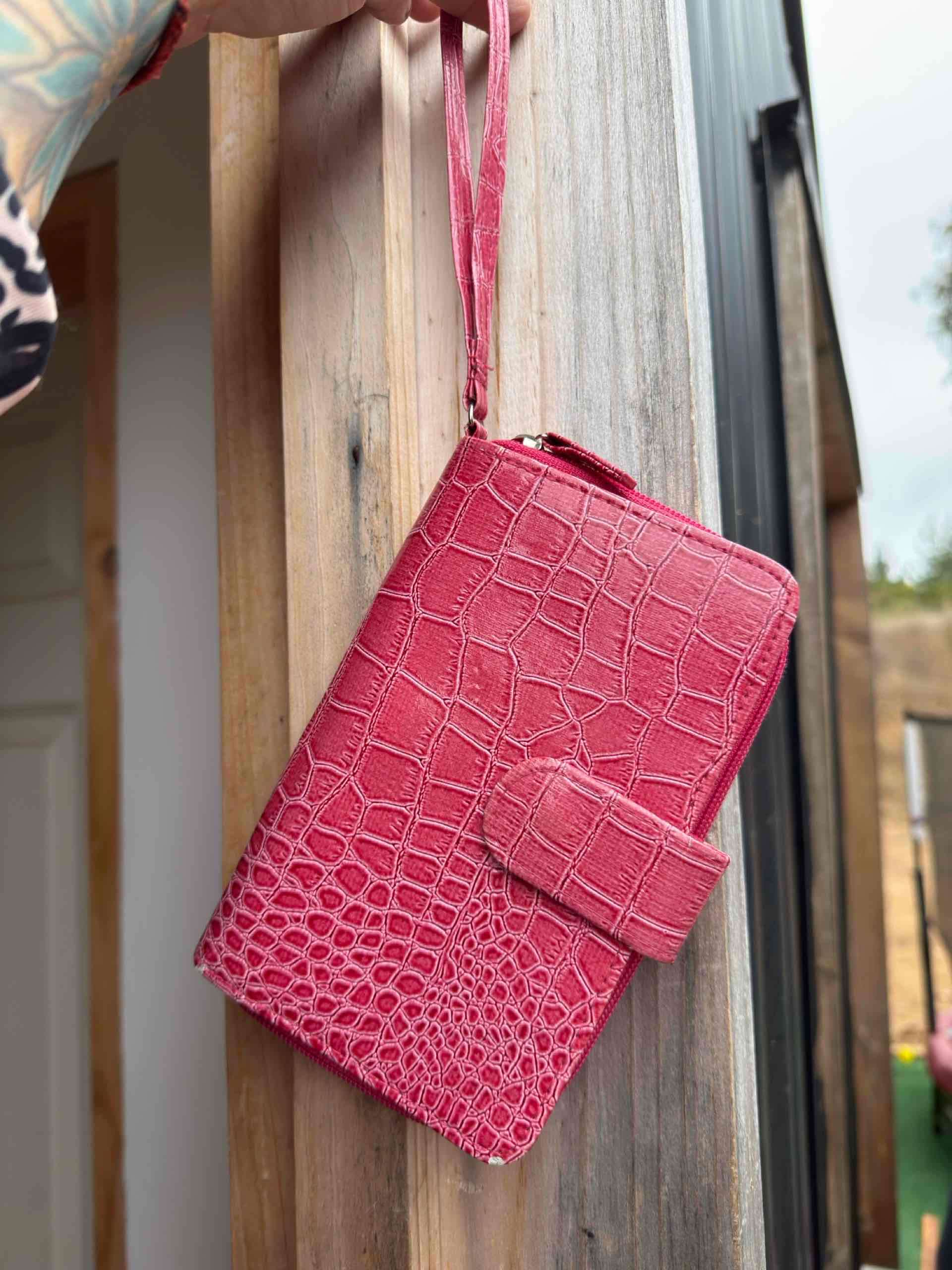 Billetera rosa tipo cocodrilo