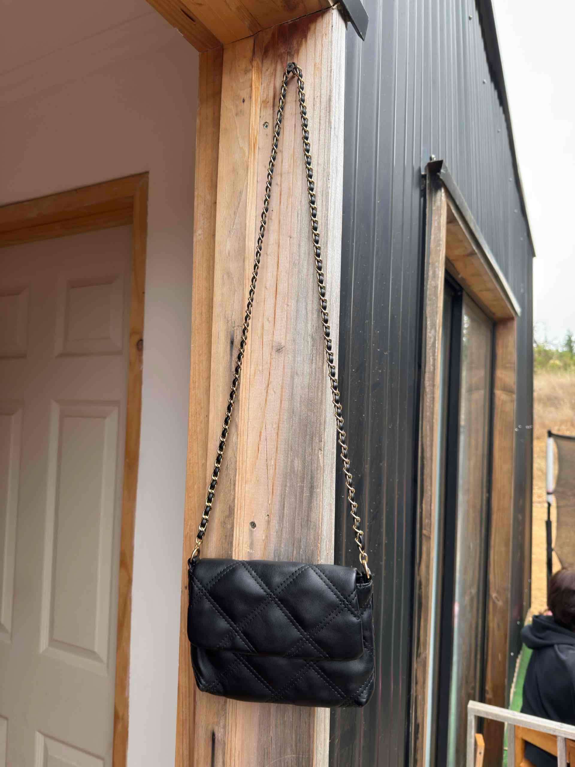 Cartera negra con cadena