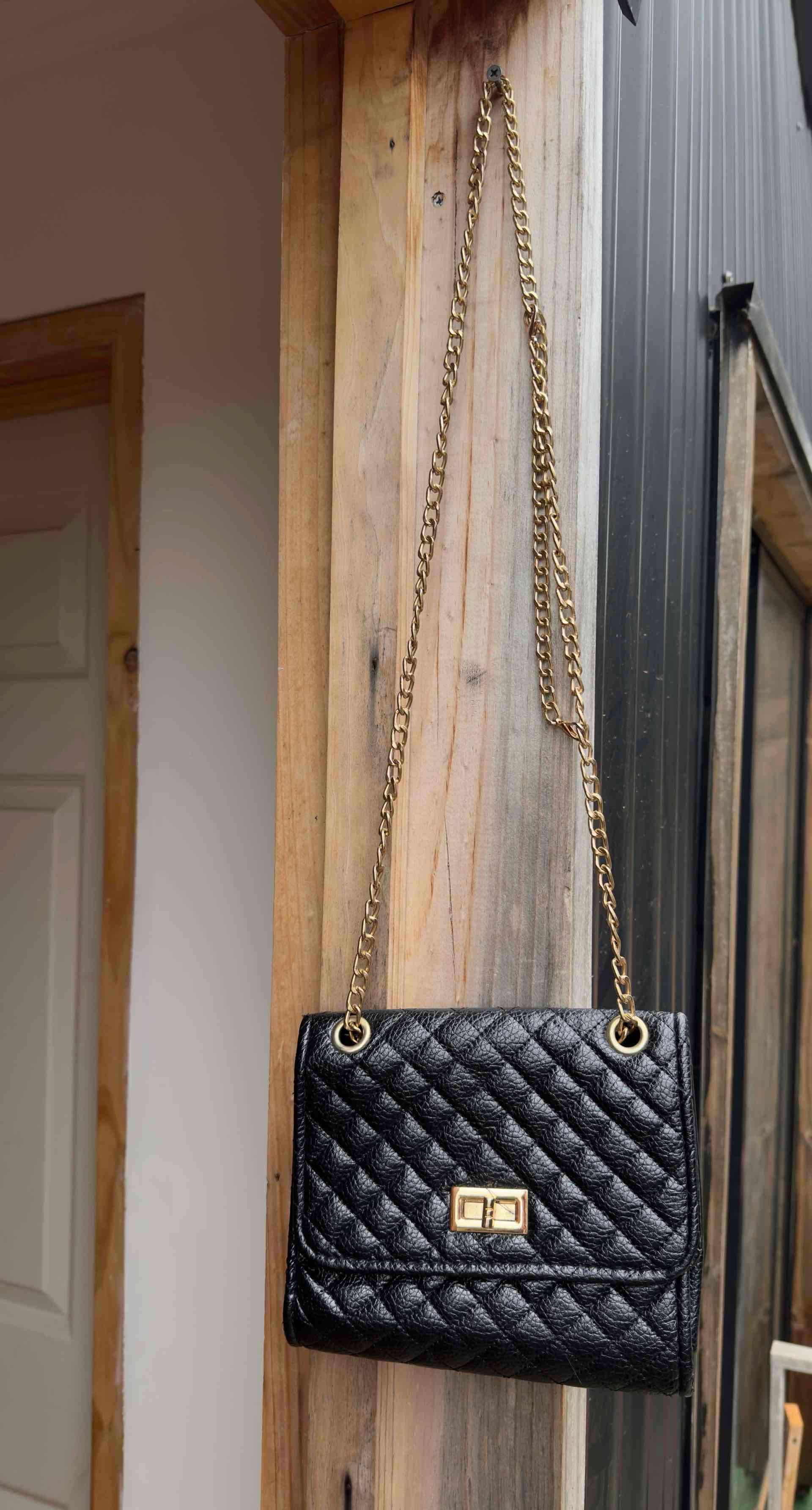 Cartera negra con cadena dorada