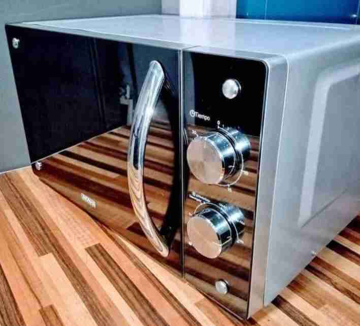 Microondas plateado microondas Thomas 20ltsmoderno