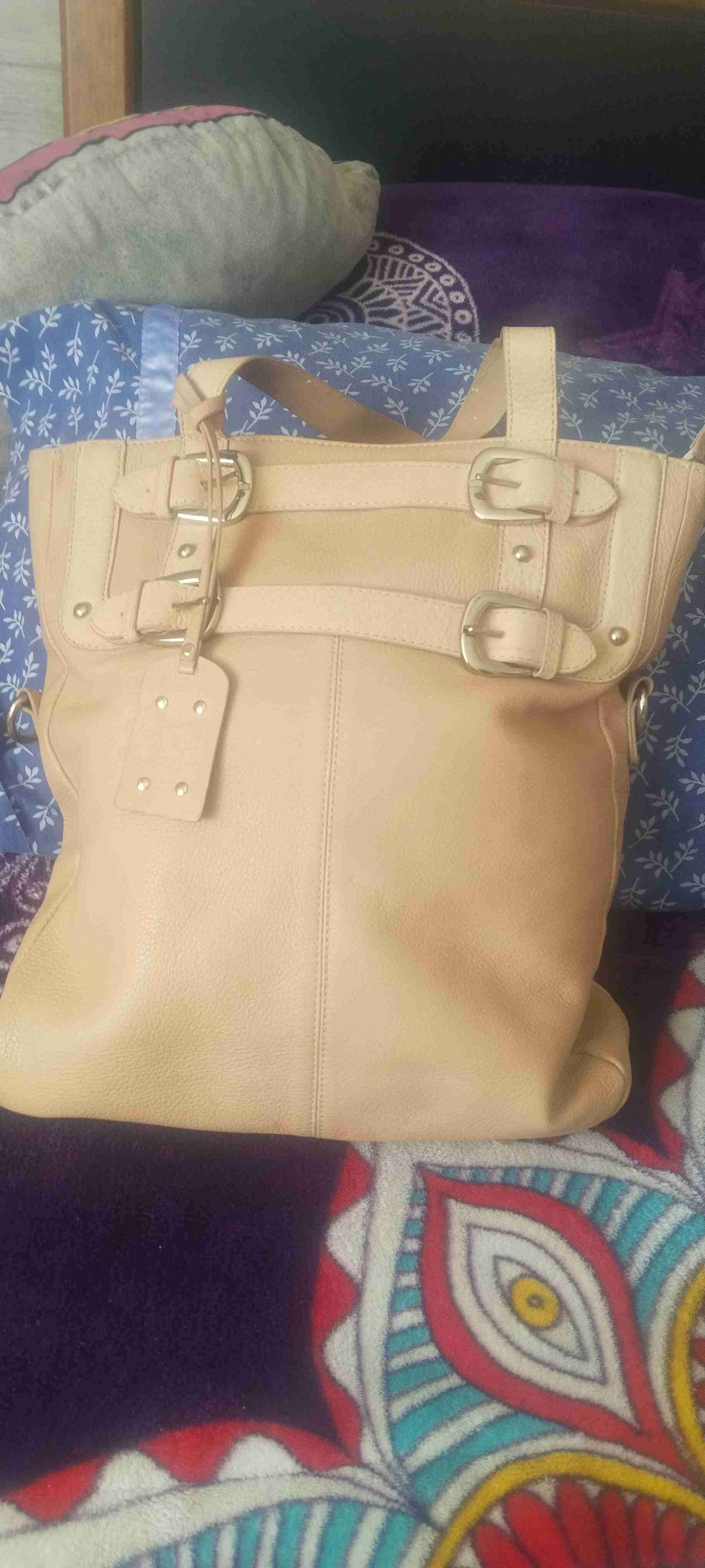 Bolso beige con hebillas